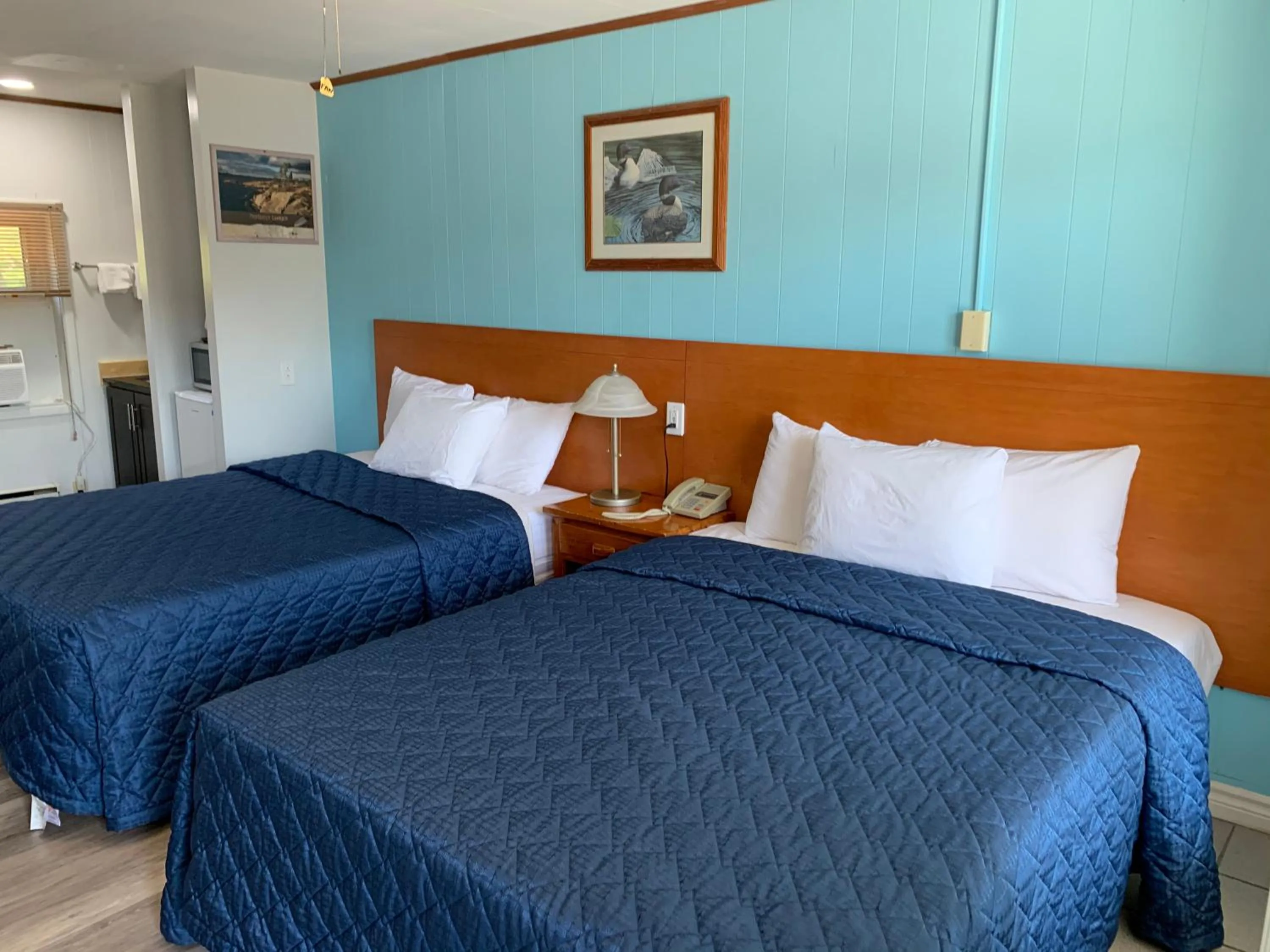 Bed in Town & Country Motel