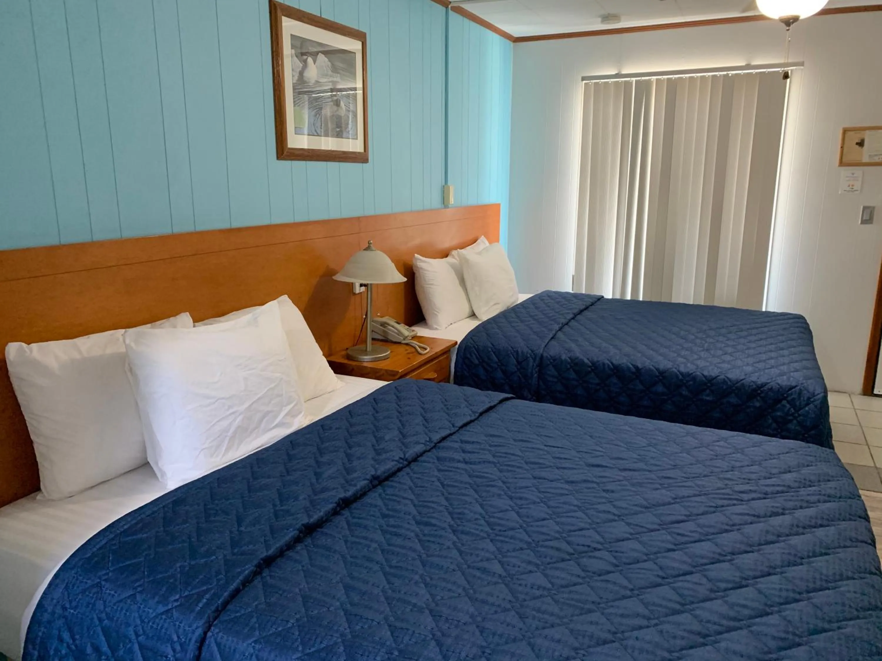 Bed in Town & Country Motel