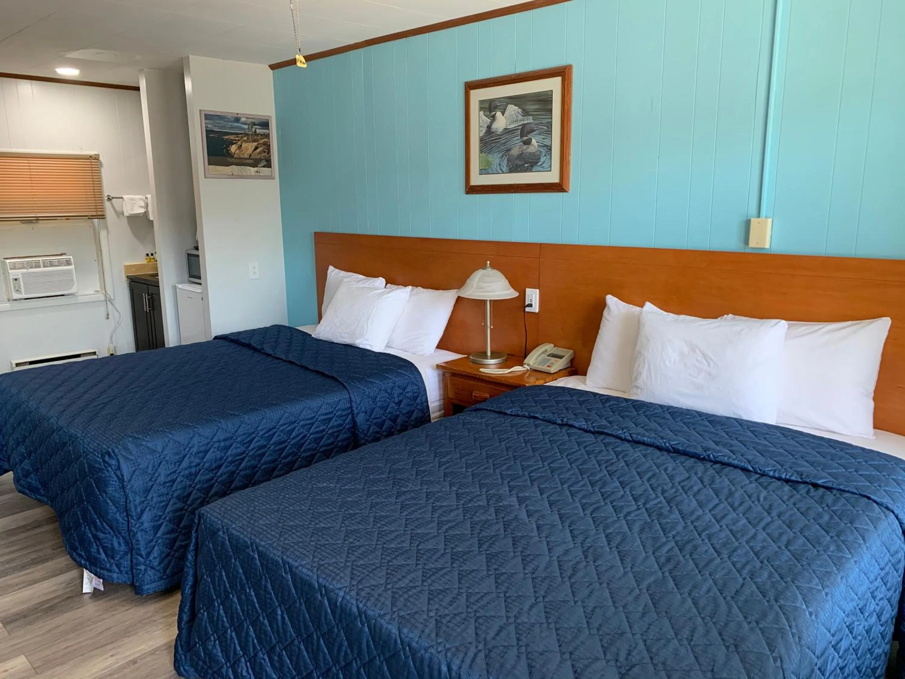 Bed in Town & Country Motel