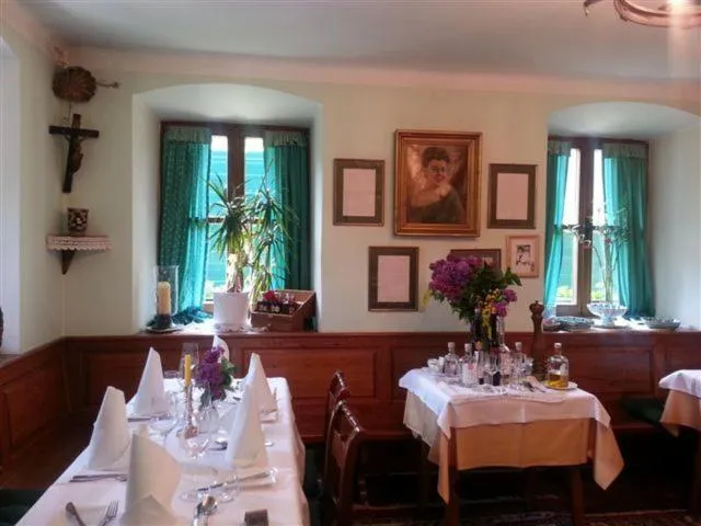 Restaurant/places to eat in Gasthof Hohlwegwirt