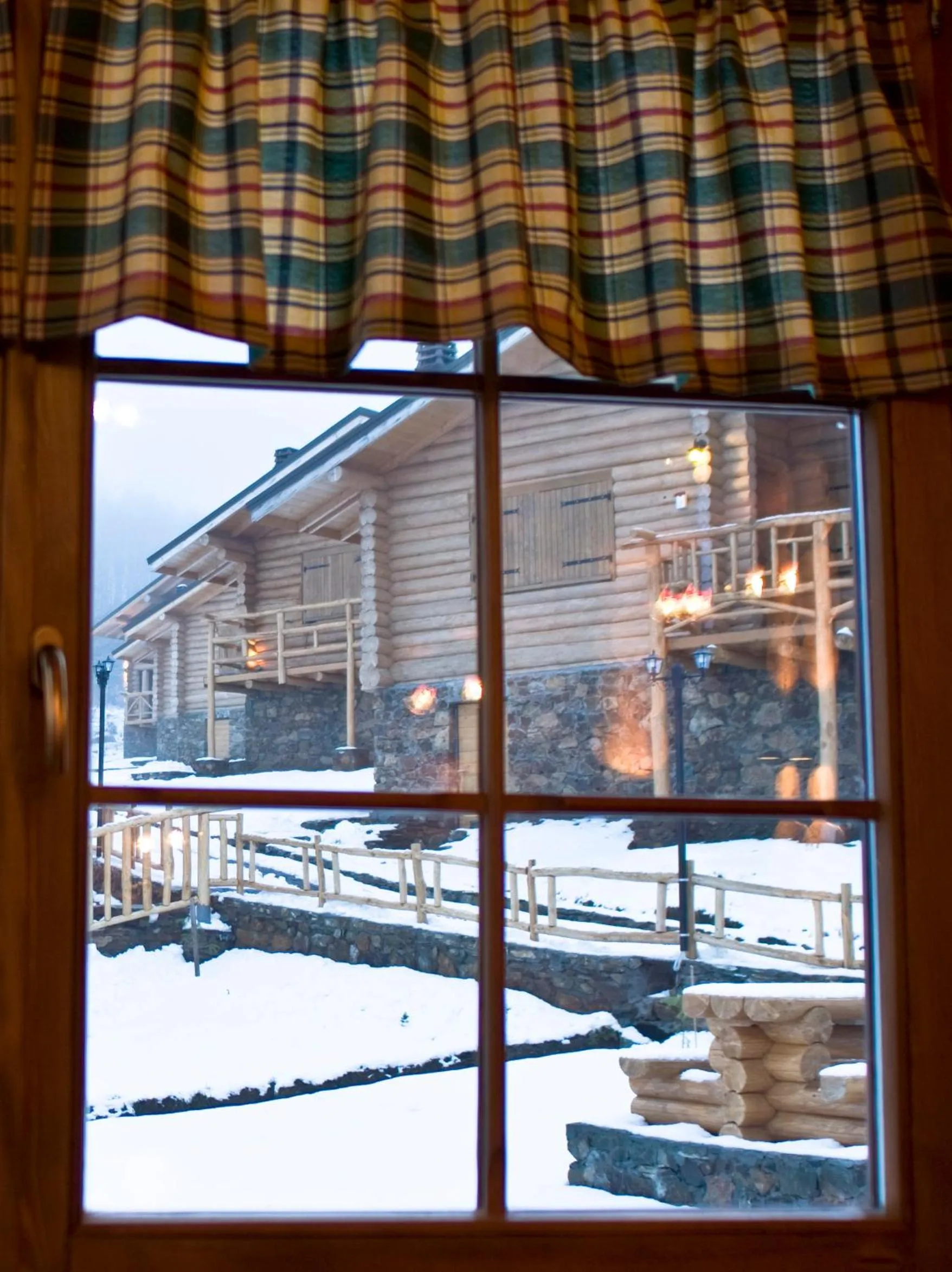 On site in Sfendamos Wood Village