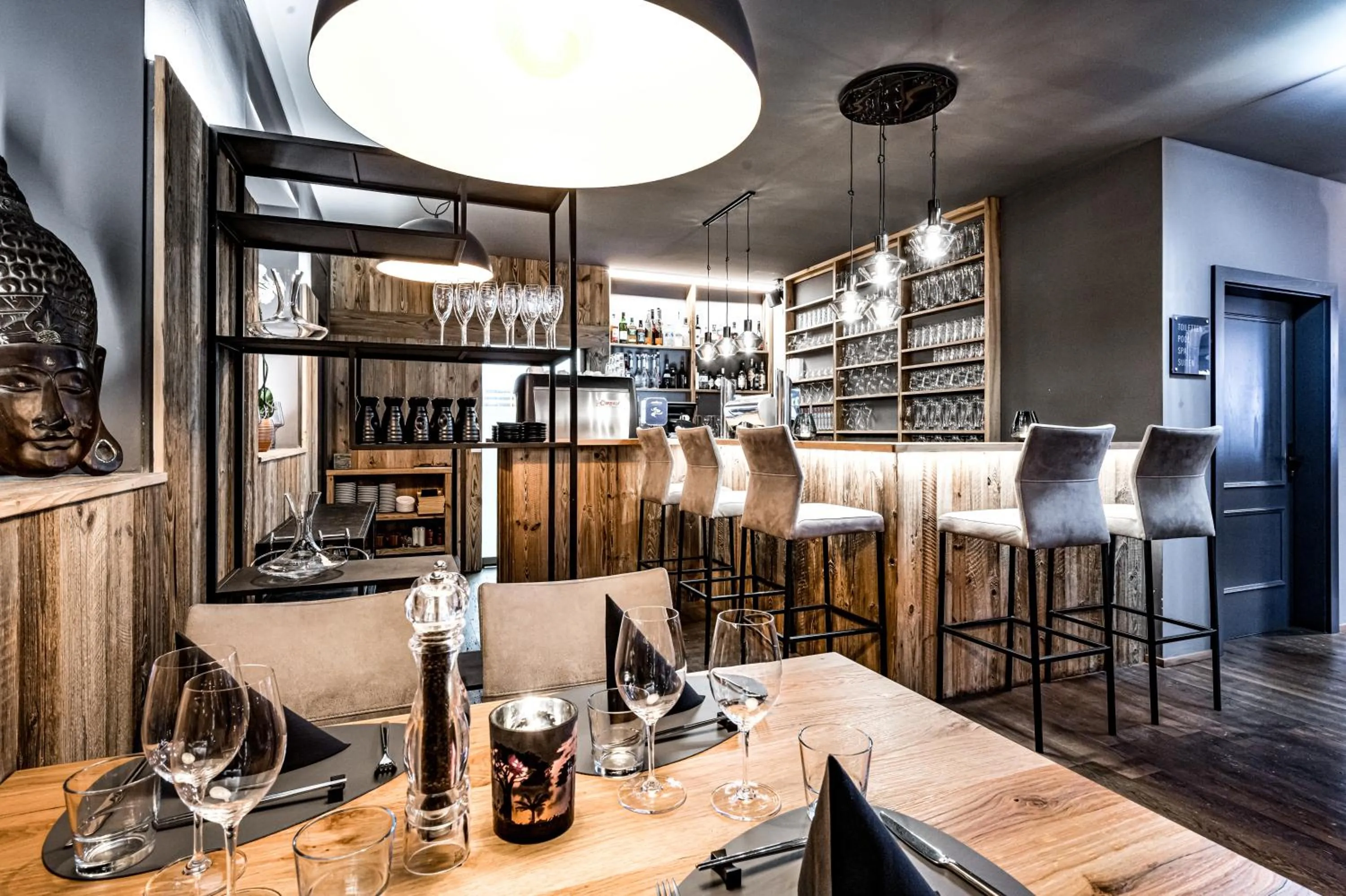 Restaurant/places to eat in ALMMONTE SENSUM SUITES - Funky Living Hotel
