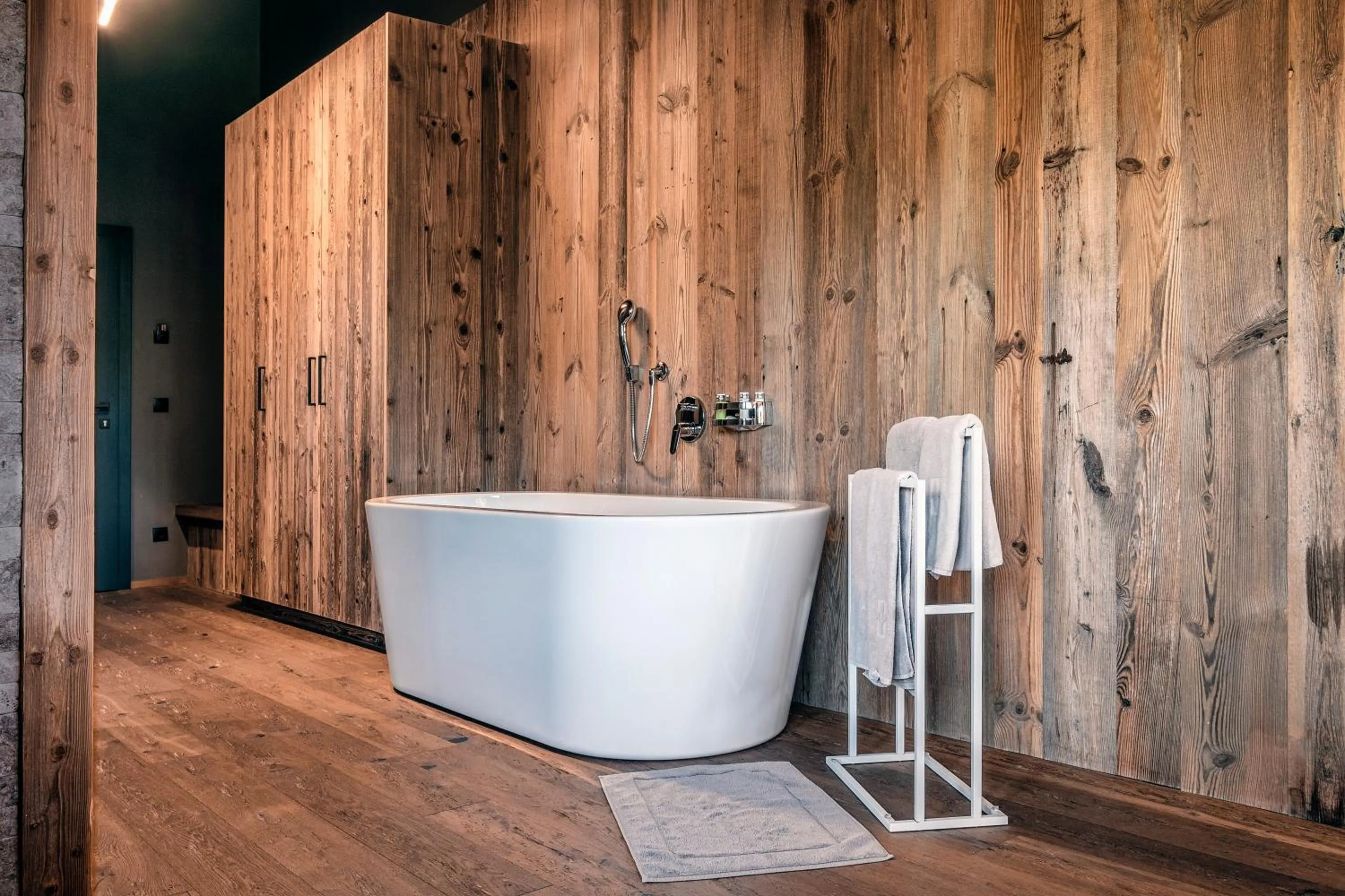 Bath in ALMMONTE SENSUM SUITES - Funky Living Hotel