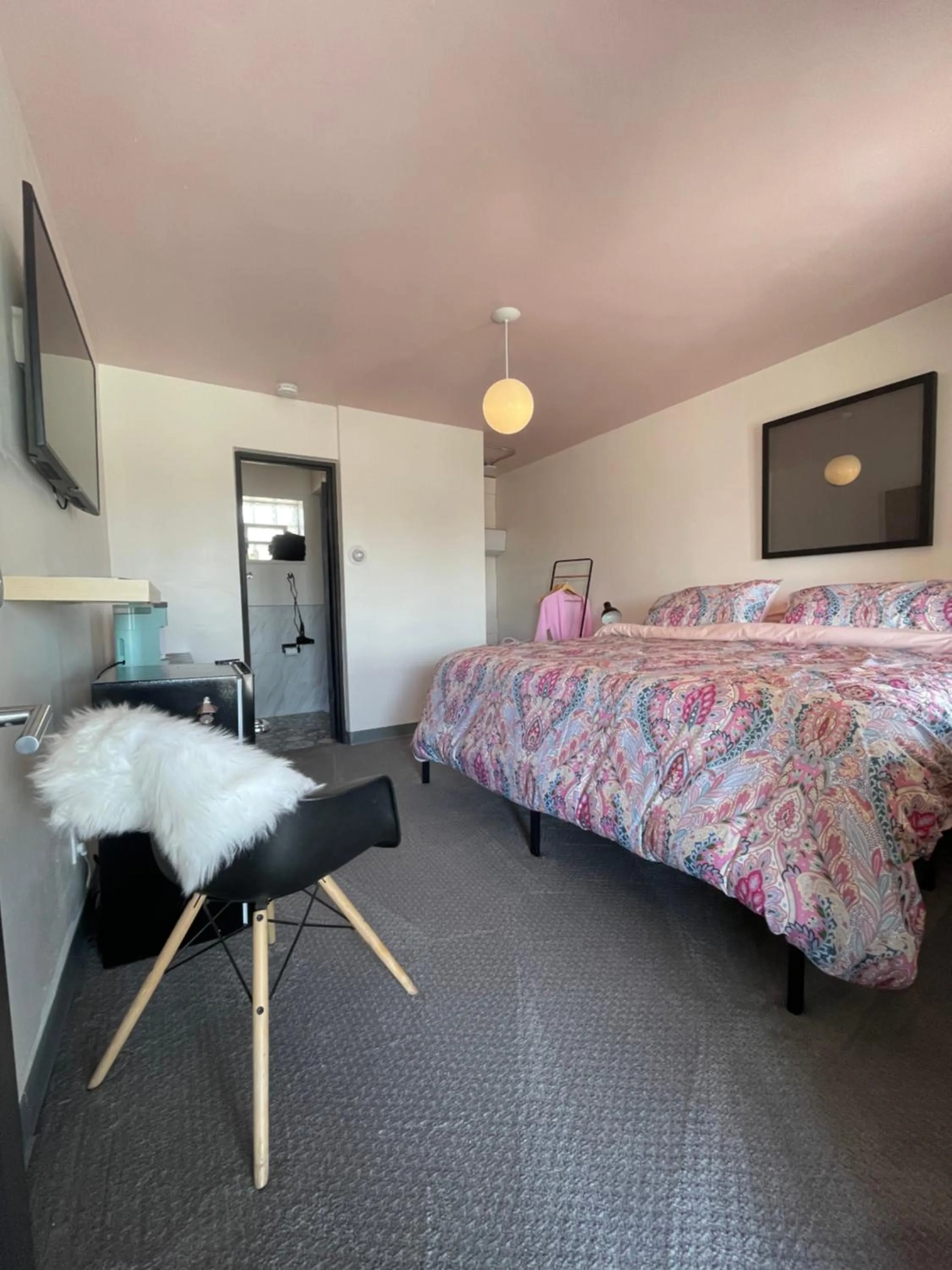 Bed in Rainbow Motel