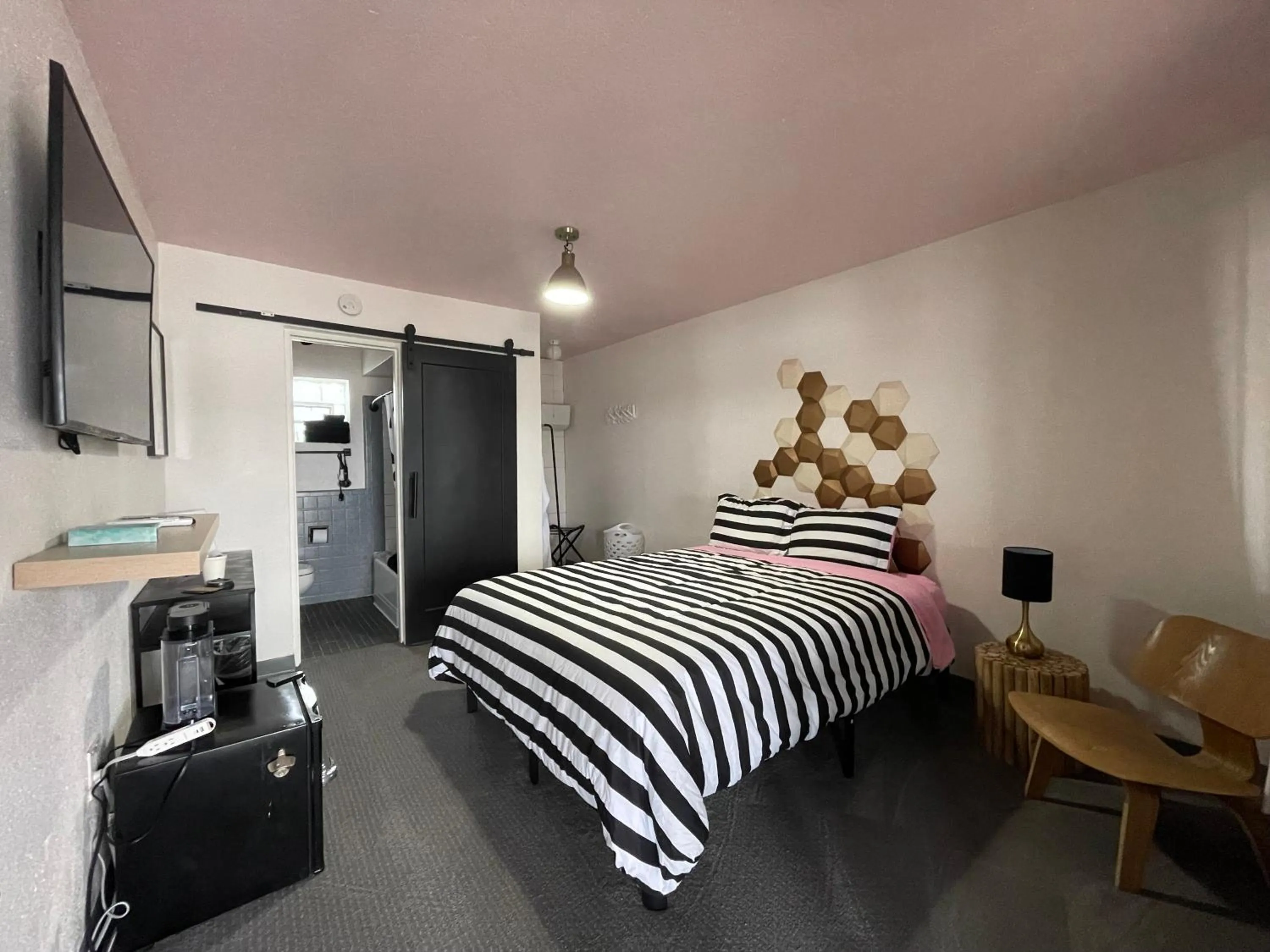 TV and multimedia, Bed in Rainbow Motel