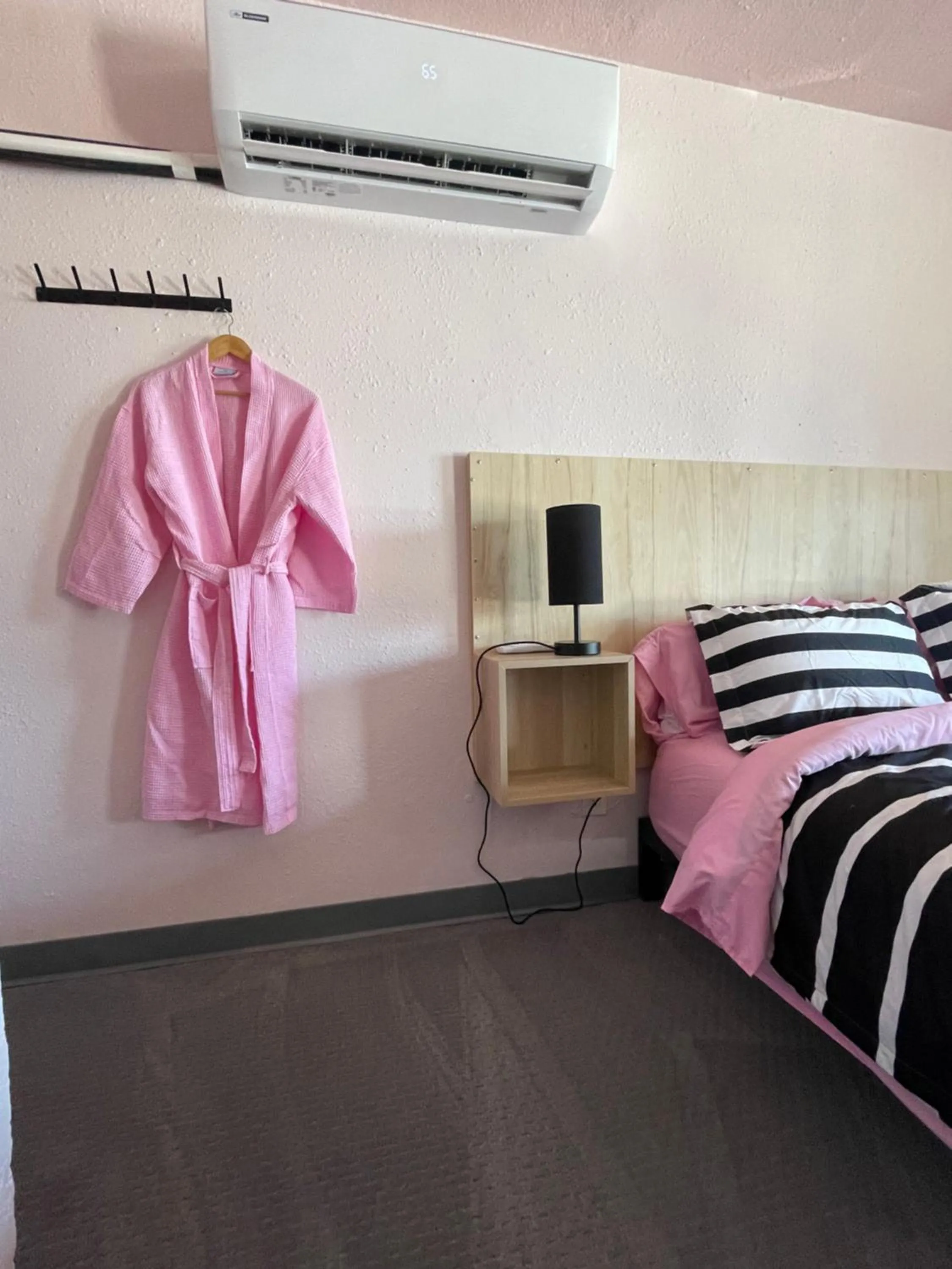 Bedroom, Bed in Rainbow Motel