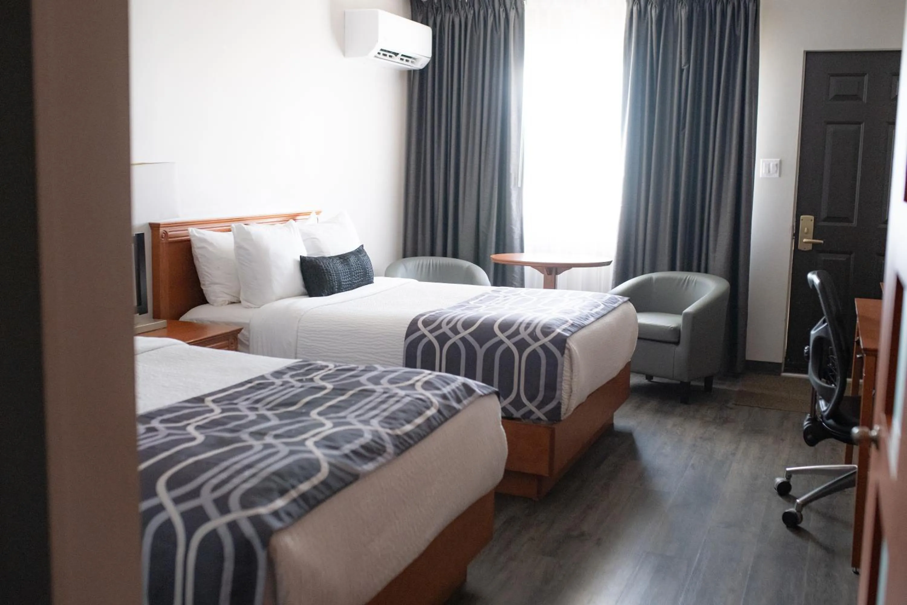 Bedroom, Bed in Hôtel Le Voyageur