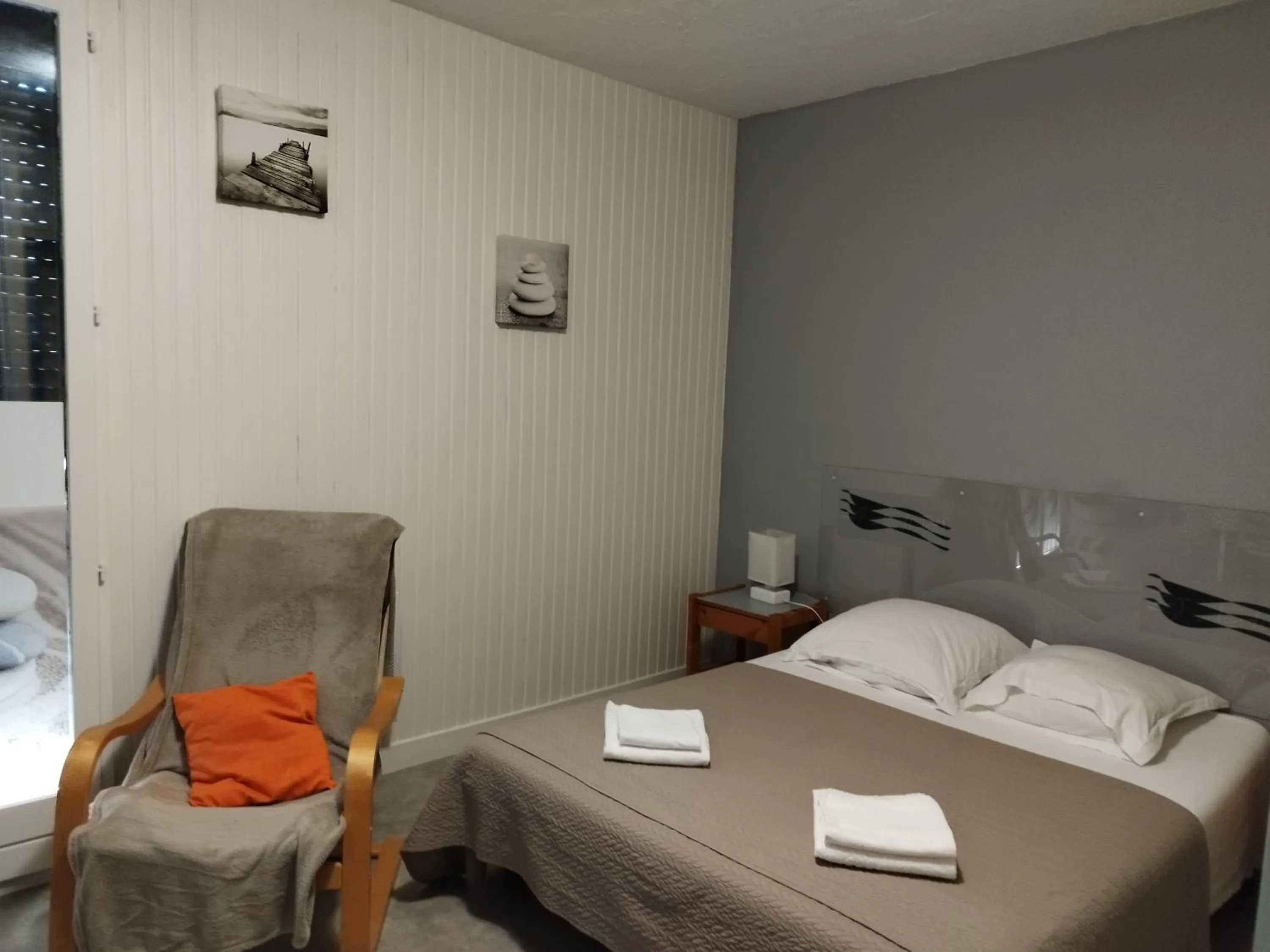 Bed in Hôtel Studios Les Acacias