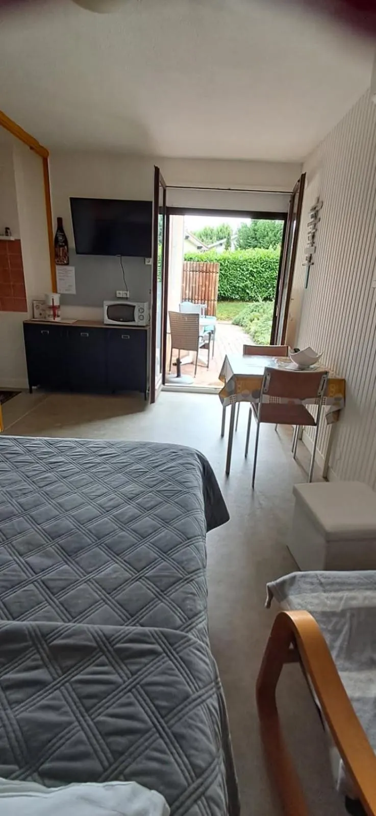 Bed in Hôtel Studios Les Acacias