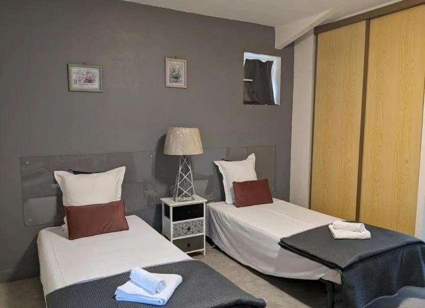 Bed in Hôtel Studios Les Acacias