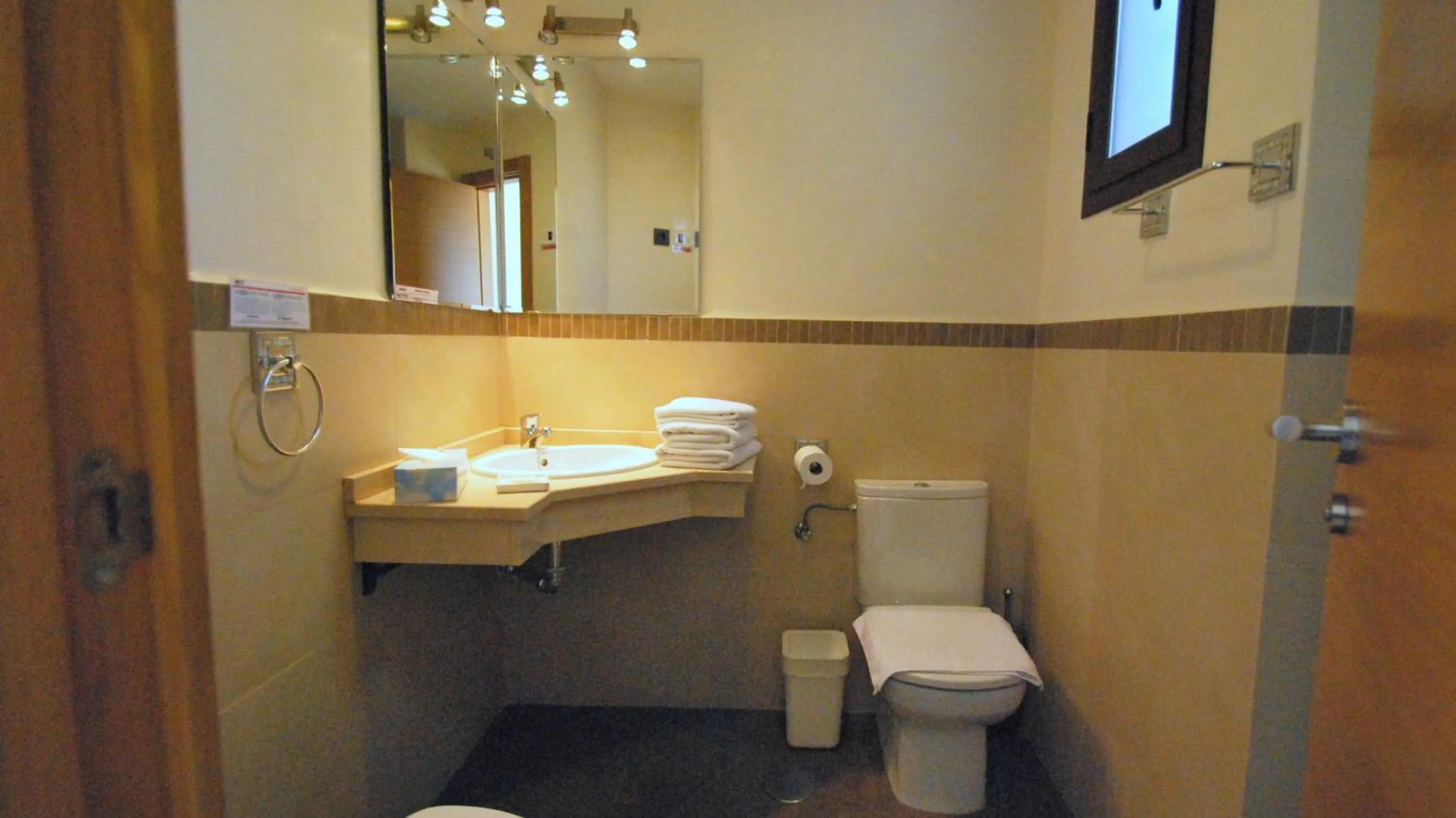 Bathroom in Living-Sevilla Apartments San Lorenzo