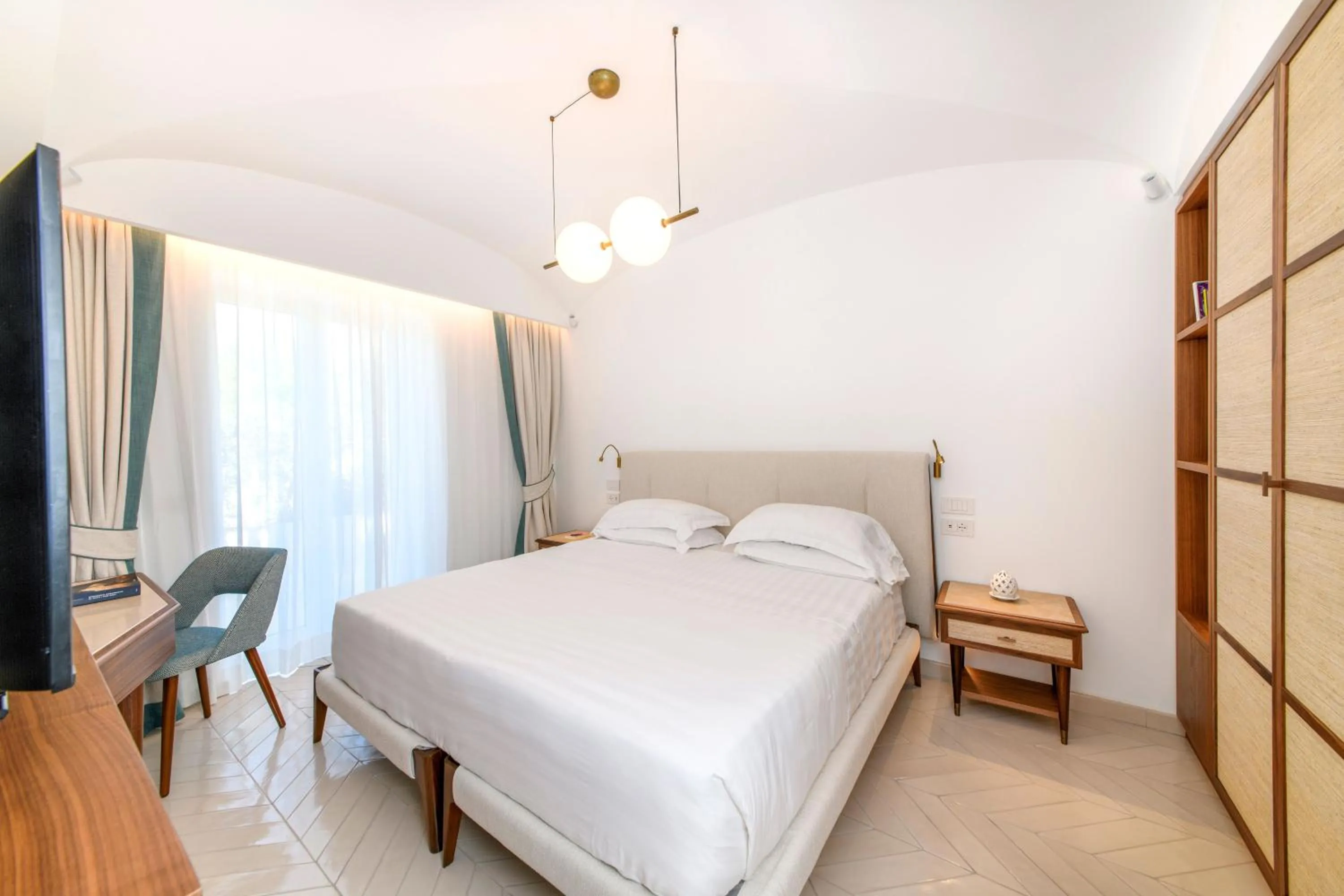 Seating area, Bed in OraBlu Exclusive Villas