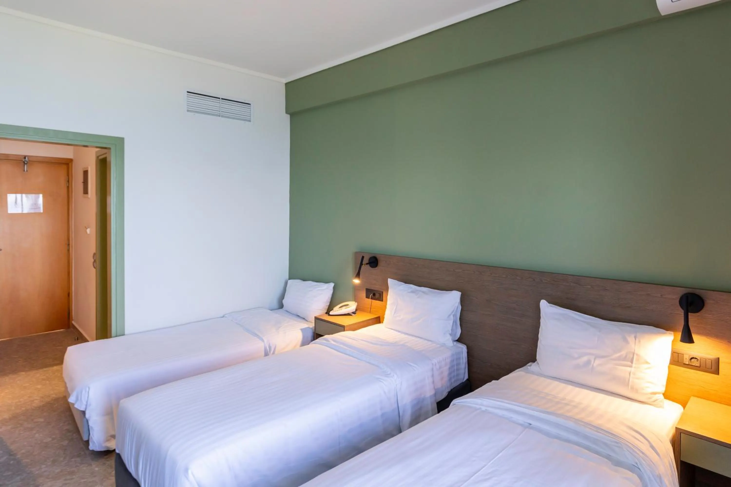 Photo of the whole room, Bed in Messinian Bay