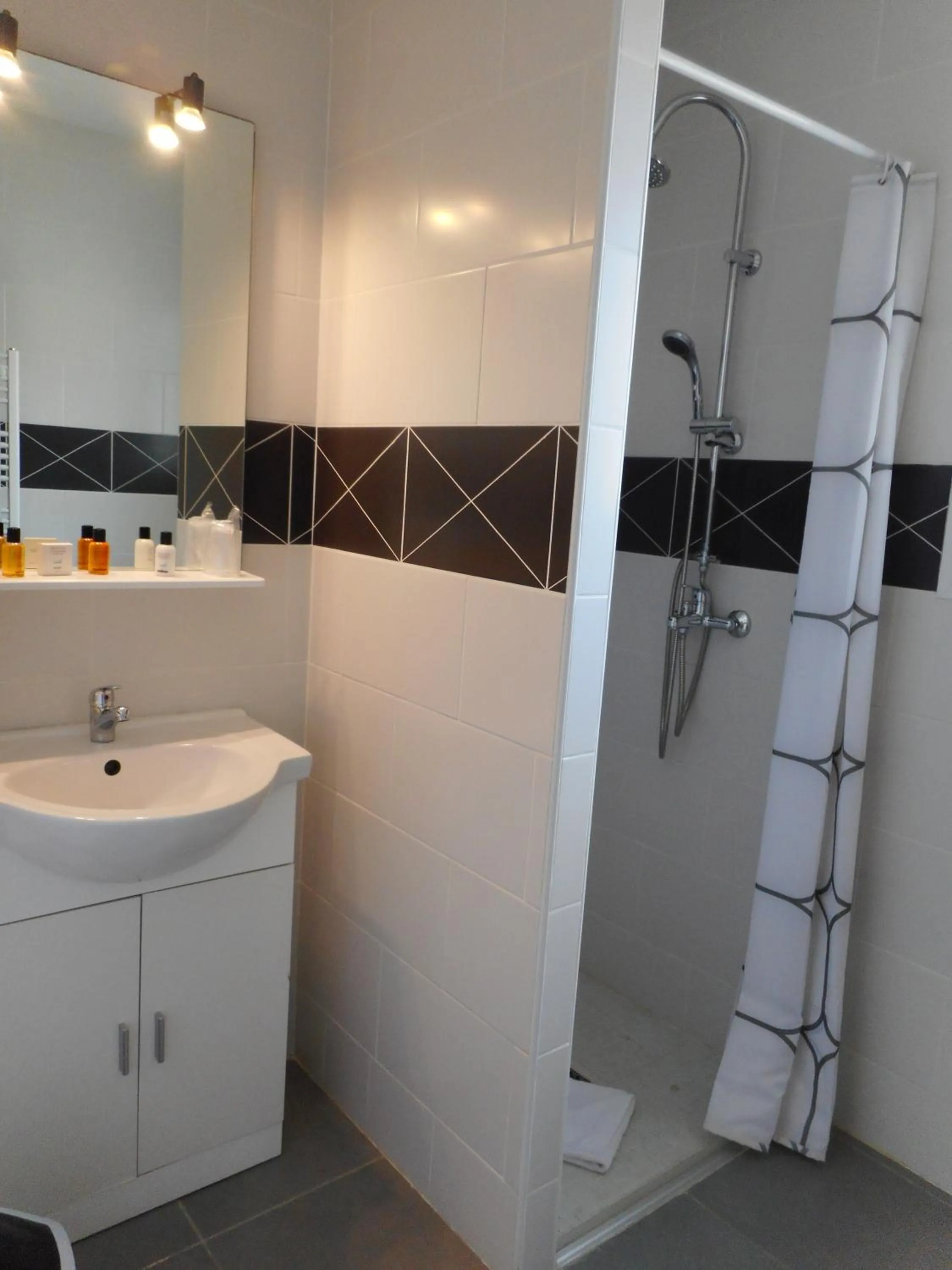 Shower in Park & Suites Village Gorges de l'Hérault-Cévennes