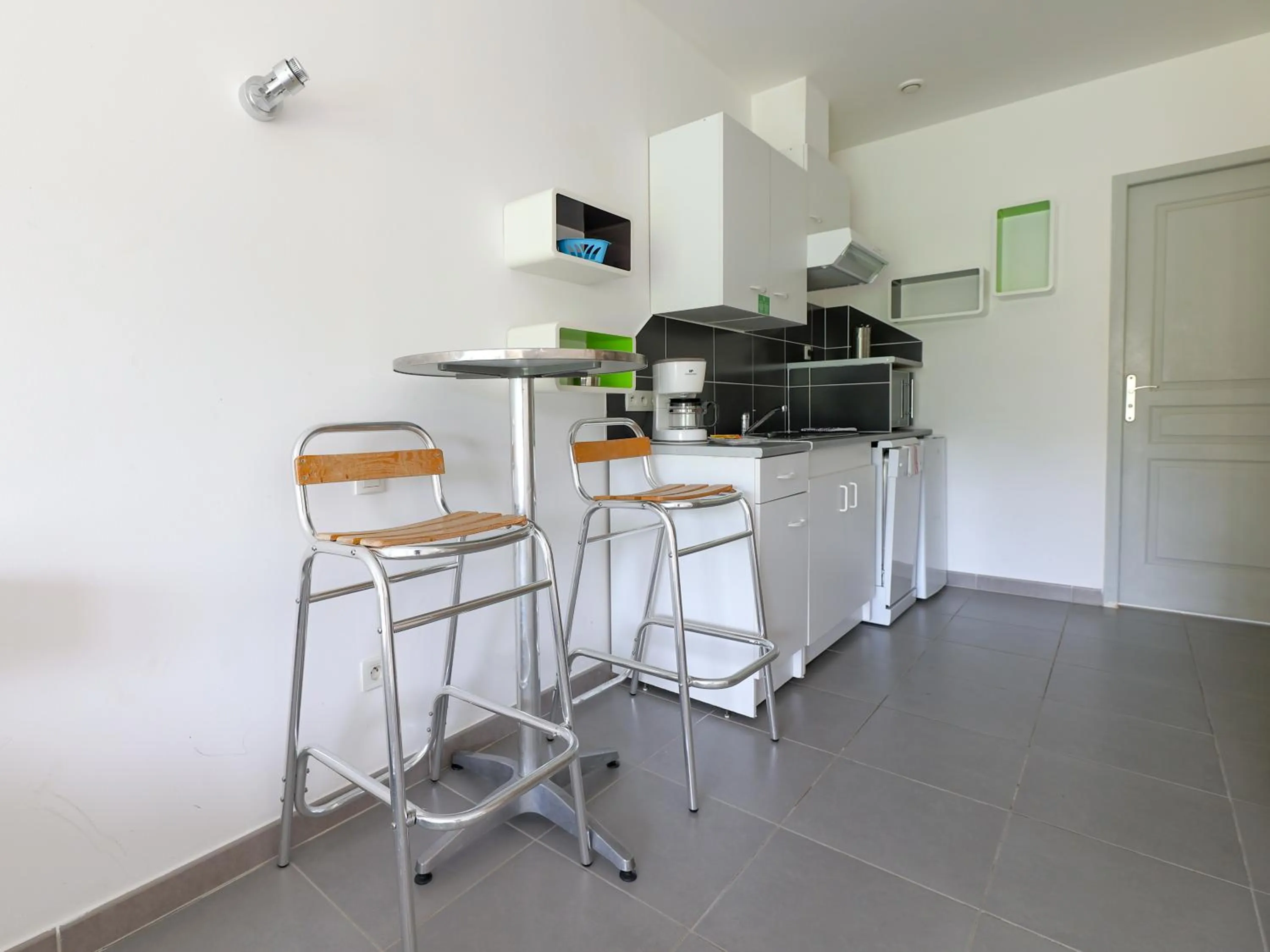 Kitchen or kitchenette in Park & Suites Village Gorges de l'Hérault-Cévennes