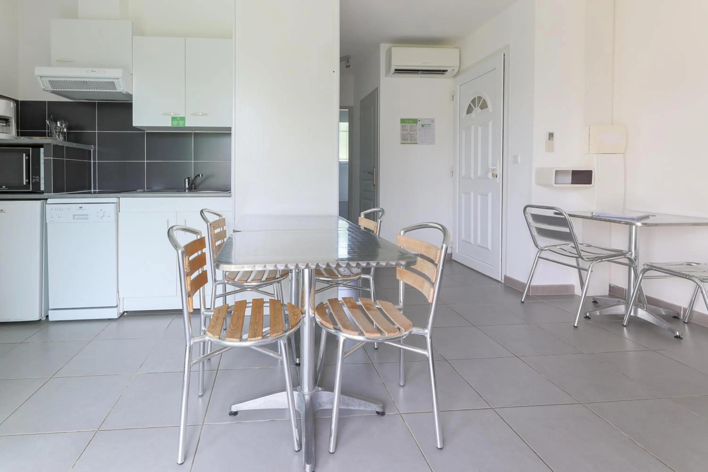 Kitchen or kitchenette in Park & Suites Village Gorges de l'Hérault-Cévennes