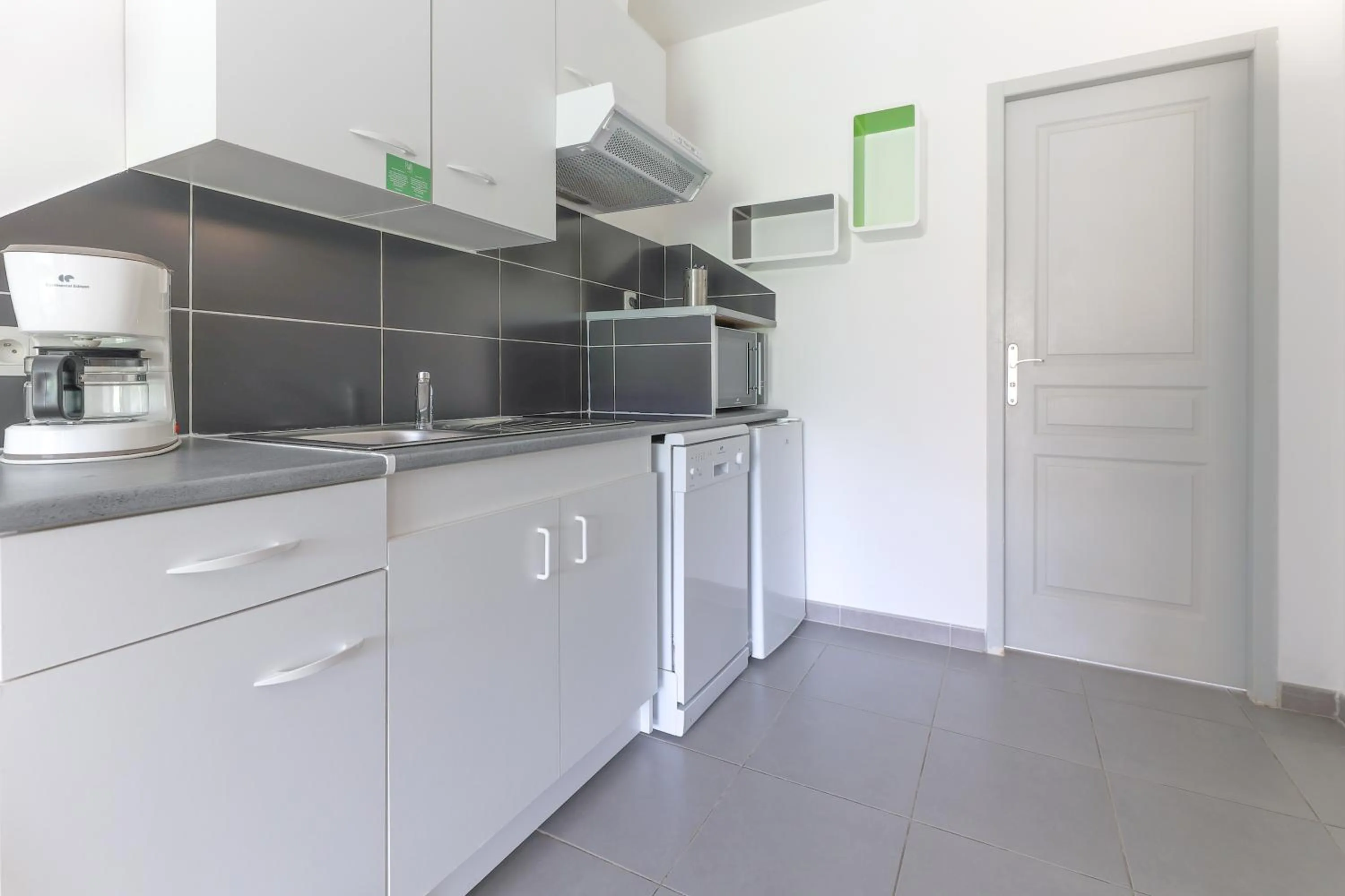 Kitchen or kitchenette in Park & Suites Village Gorges de l'Hérault-Cévennes