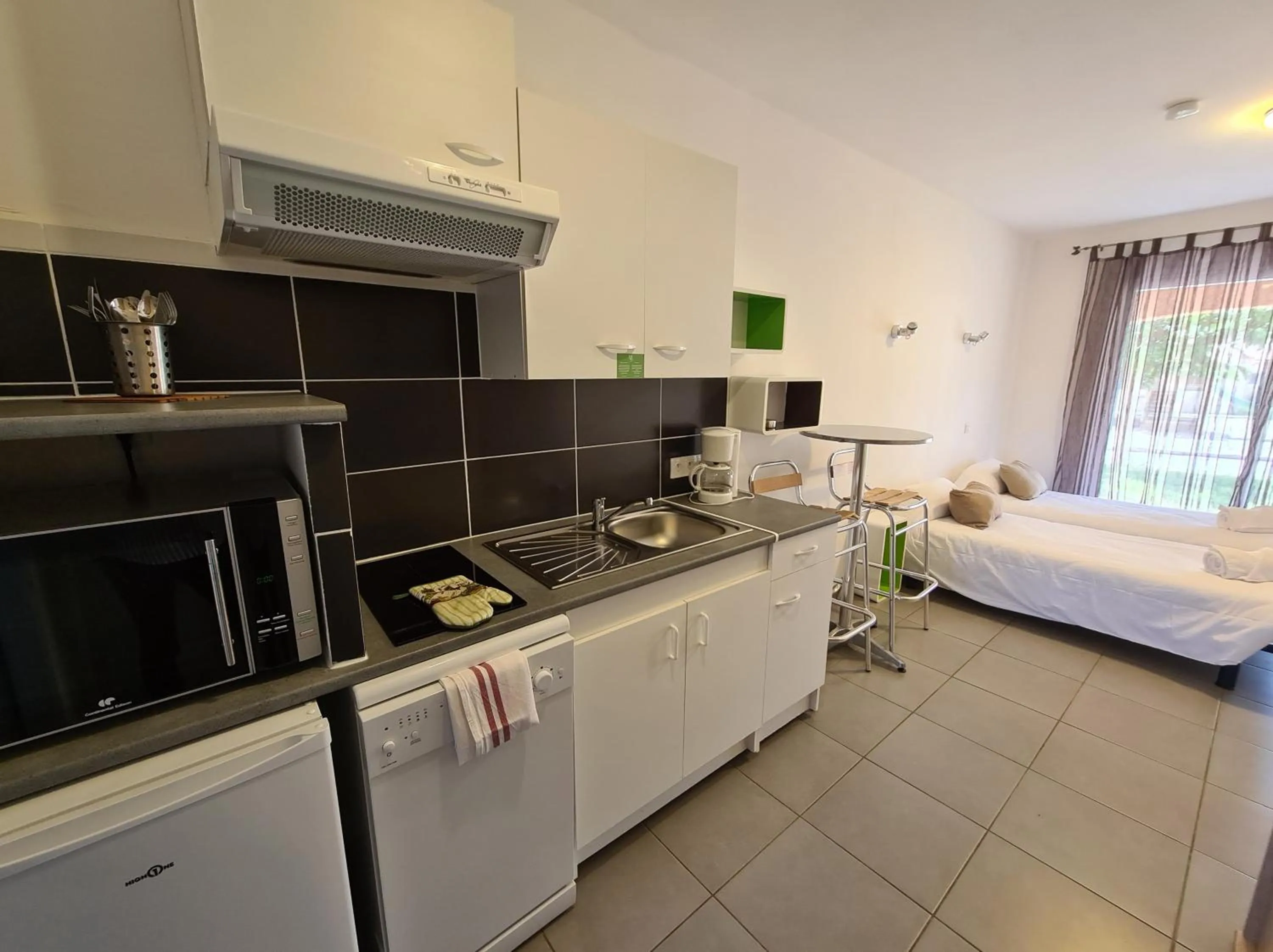 Kitchen or kitchenette, Bed in Park & Suites Village Gorges de l'Hérault-Cévennes