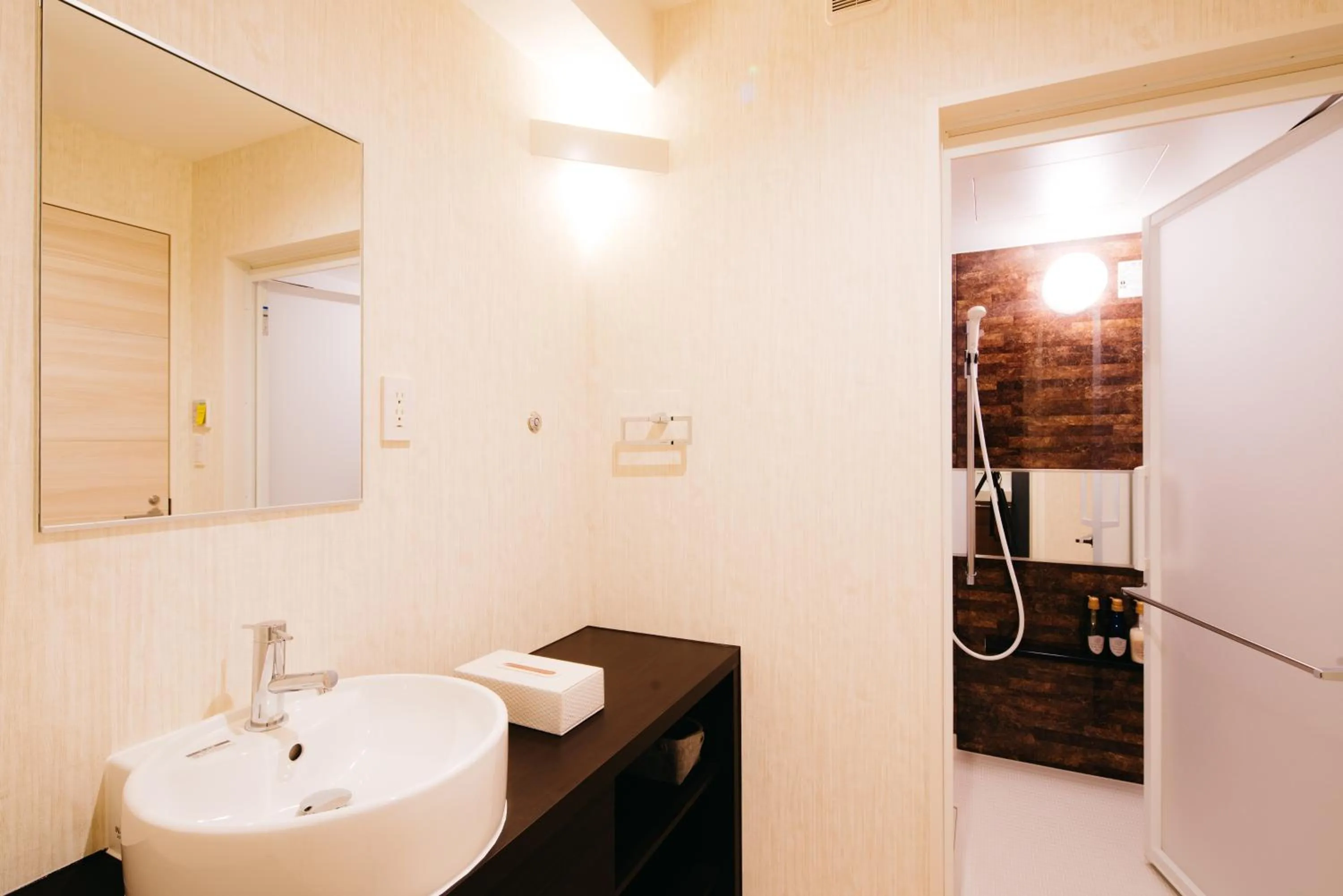 Shower in FUKUOKA MOJIKO STAY x 完全非対面セルフチェックイン 門司港駅徒歩5分