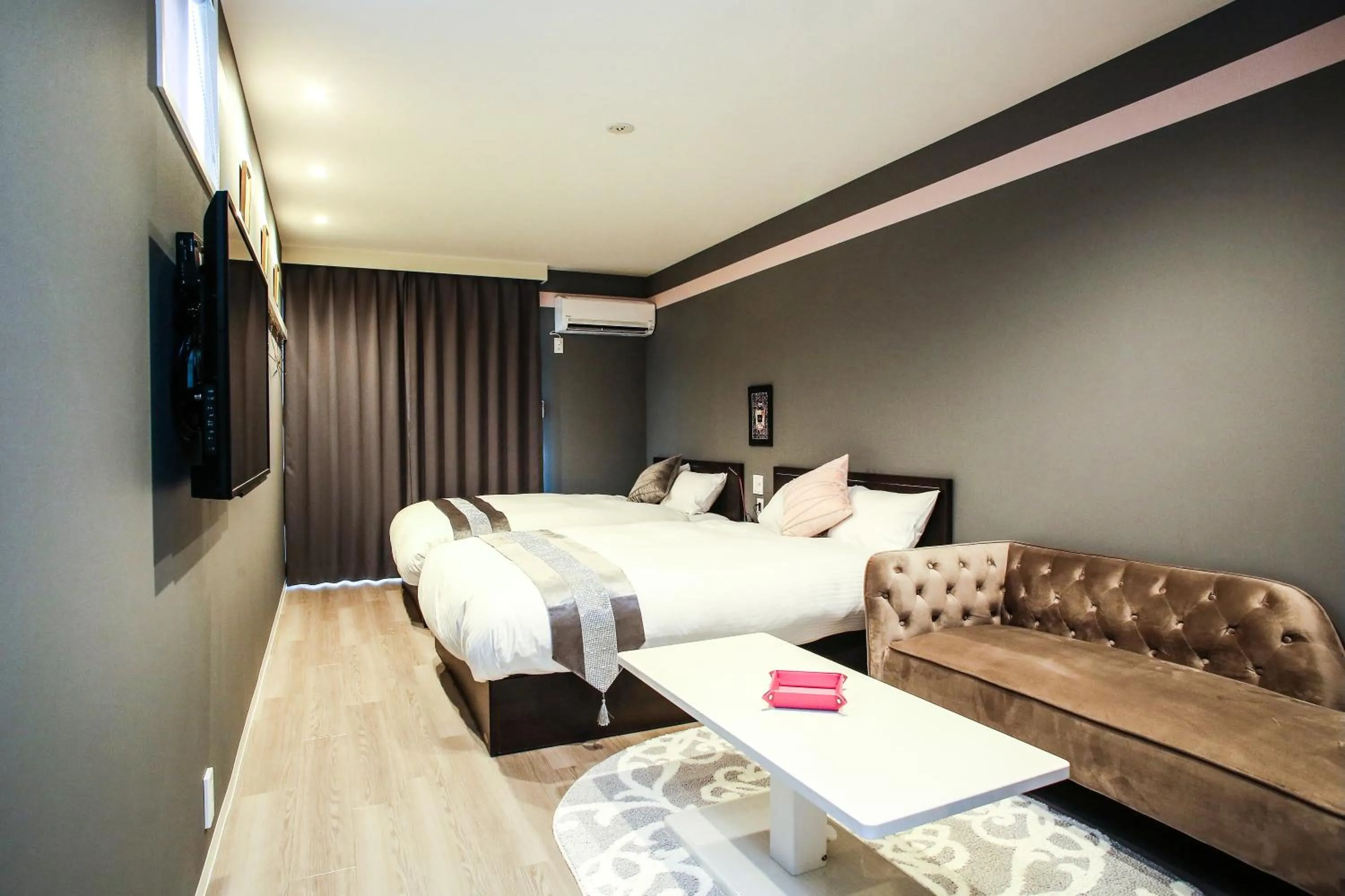 Photo of the whole room, Bed in FUKUOKA MOJIKO STAY x 完全非対面セルフチェックイン 門司港駅徒歩5分