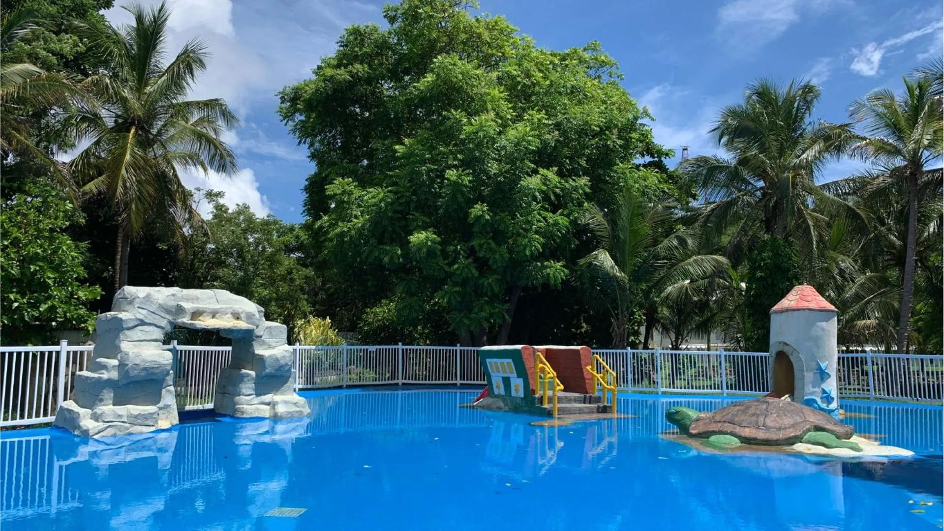 Pool view in Hotel Blue Cove by On vacation
