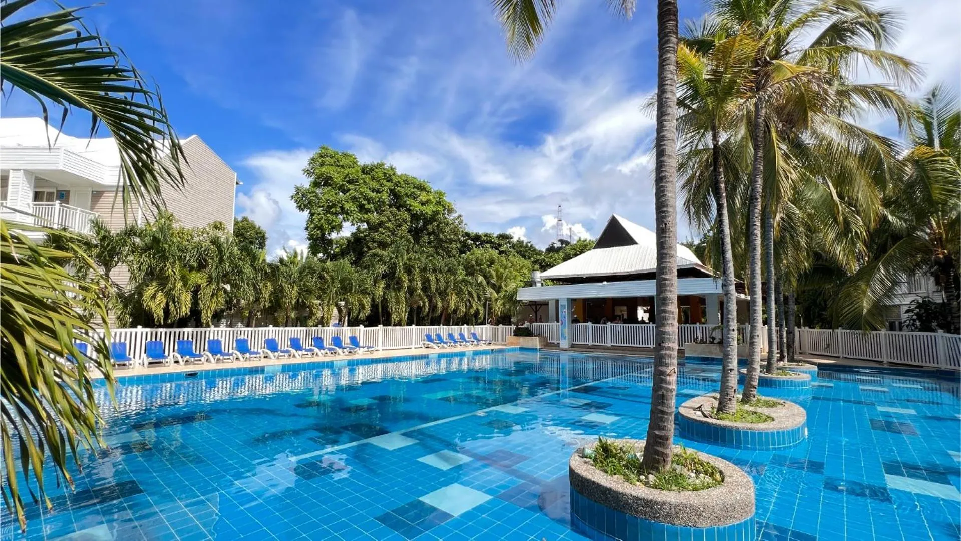 Swimming pool in Hotel Blue Cove by On vacation