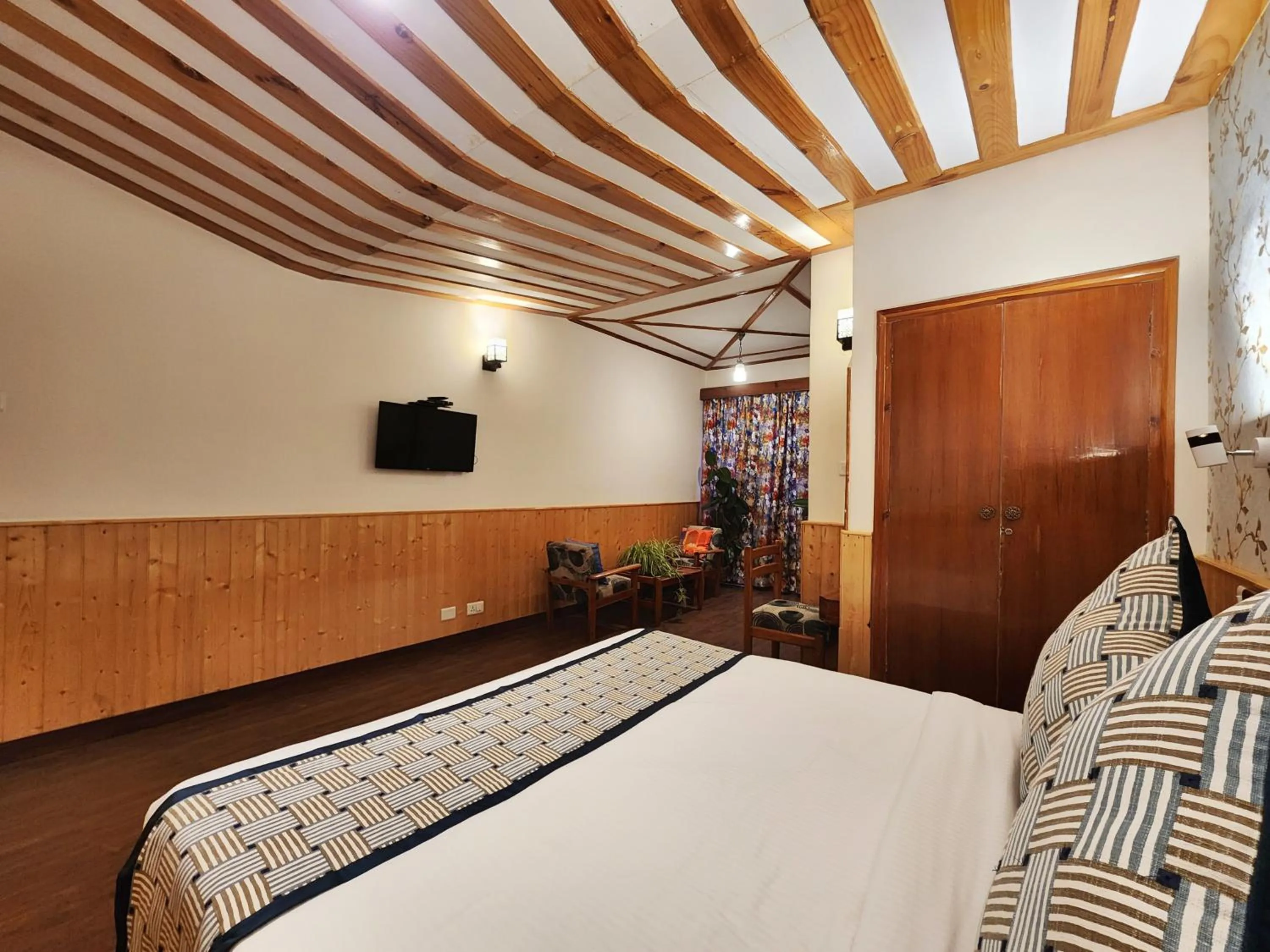Bed in Hotel Pineview Shimla