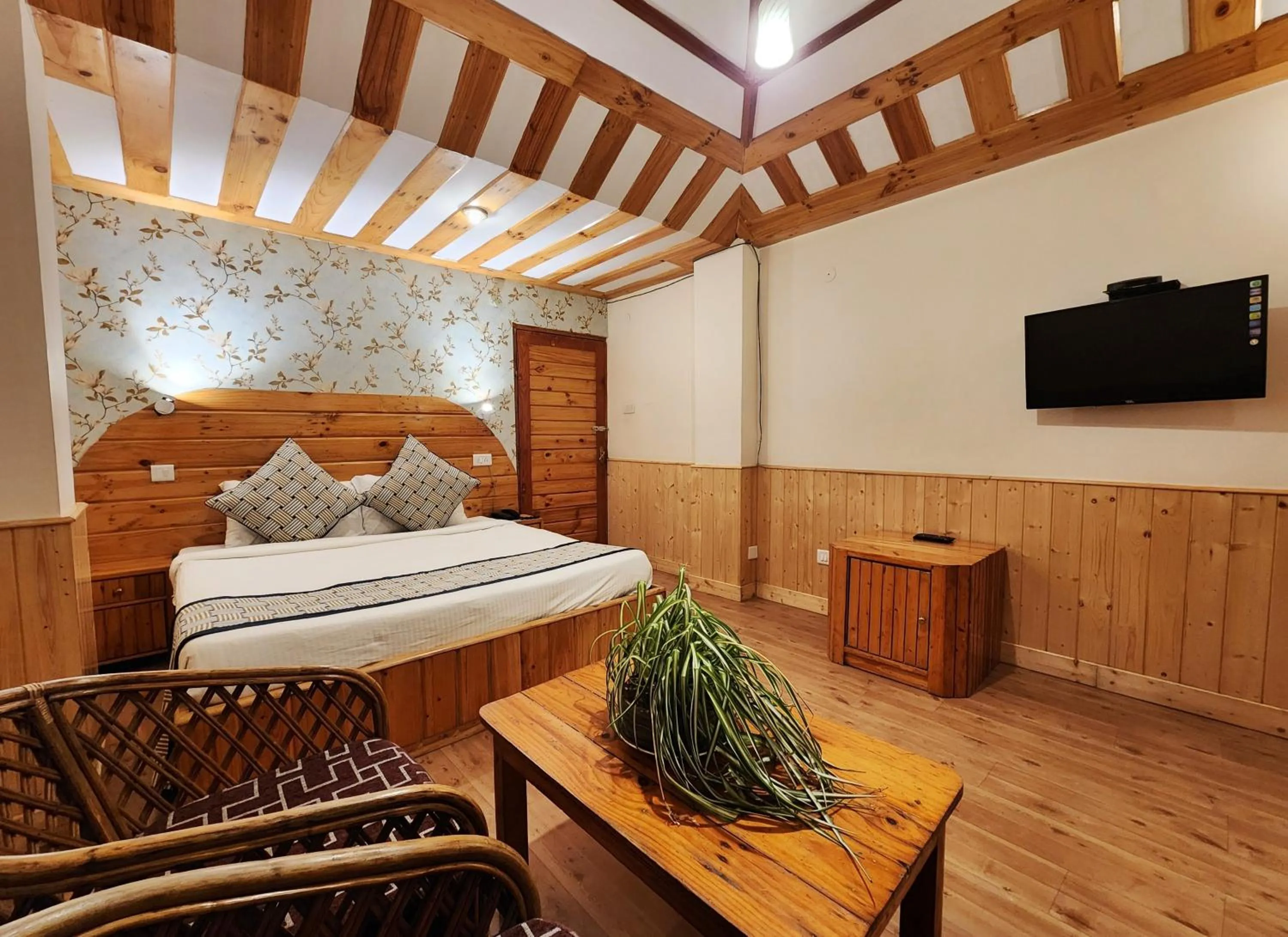 Bed in Hotel Pineview Shimla