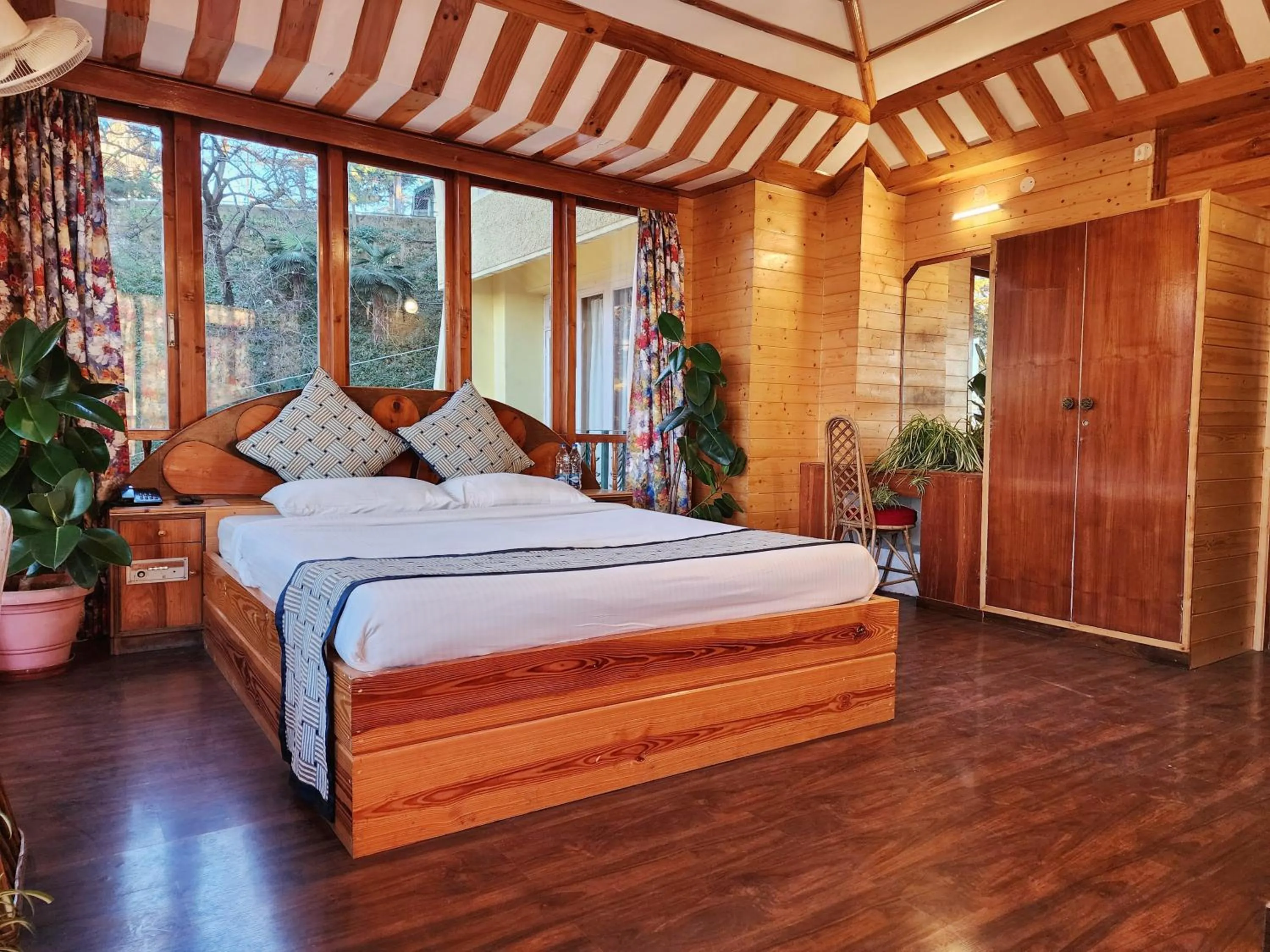 Bed in Hotel Pineview Shimla