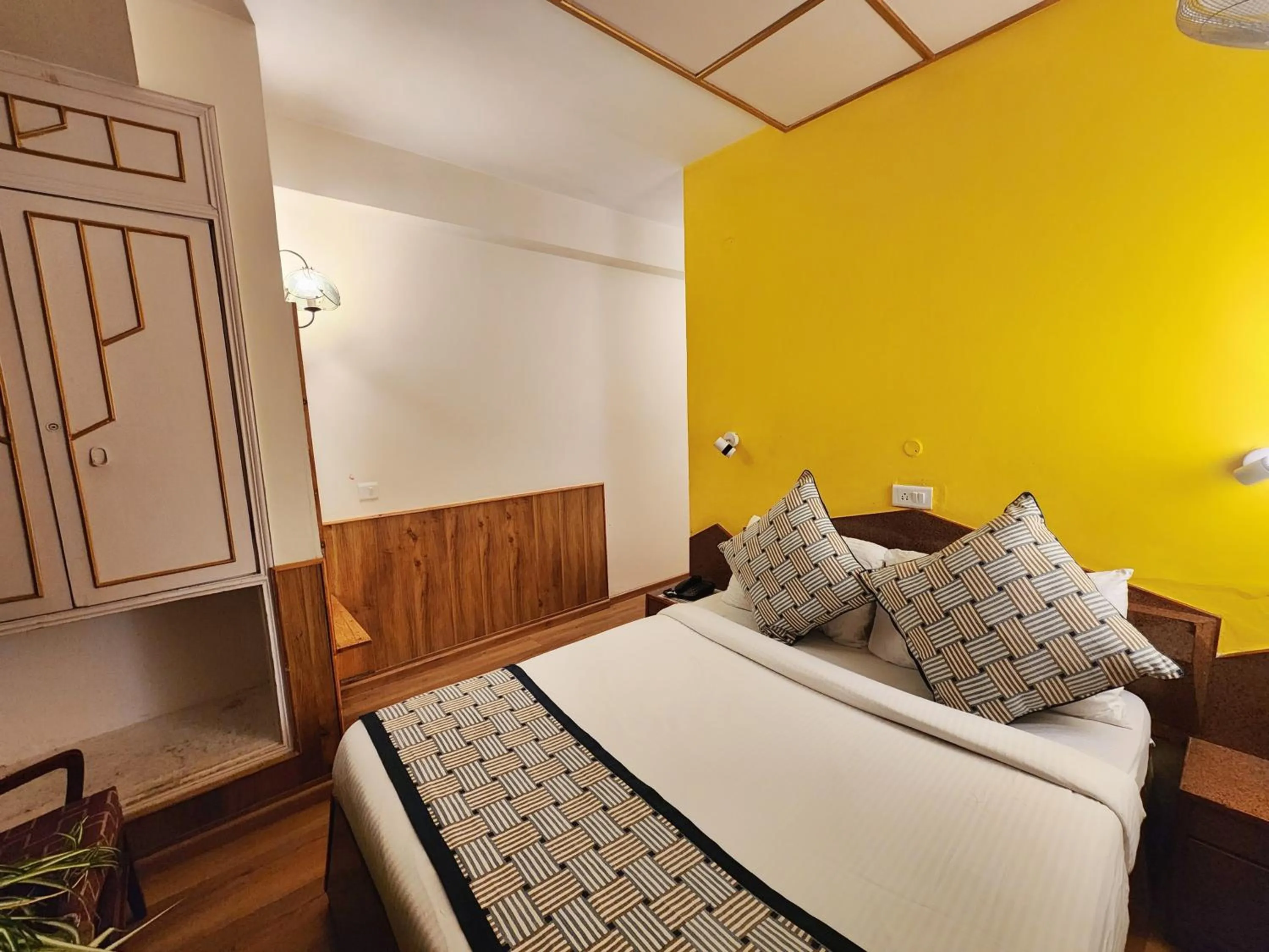 Bed in Hotel Pineview Shimla