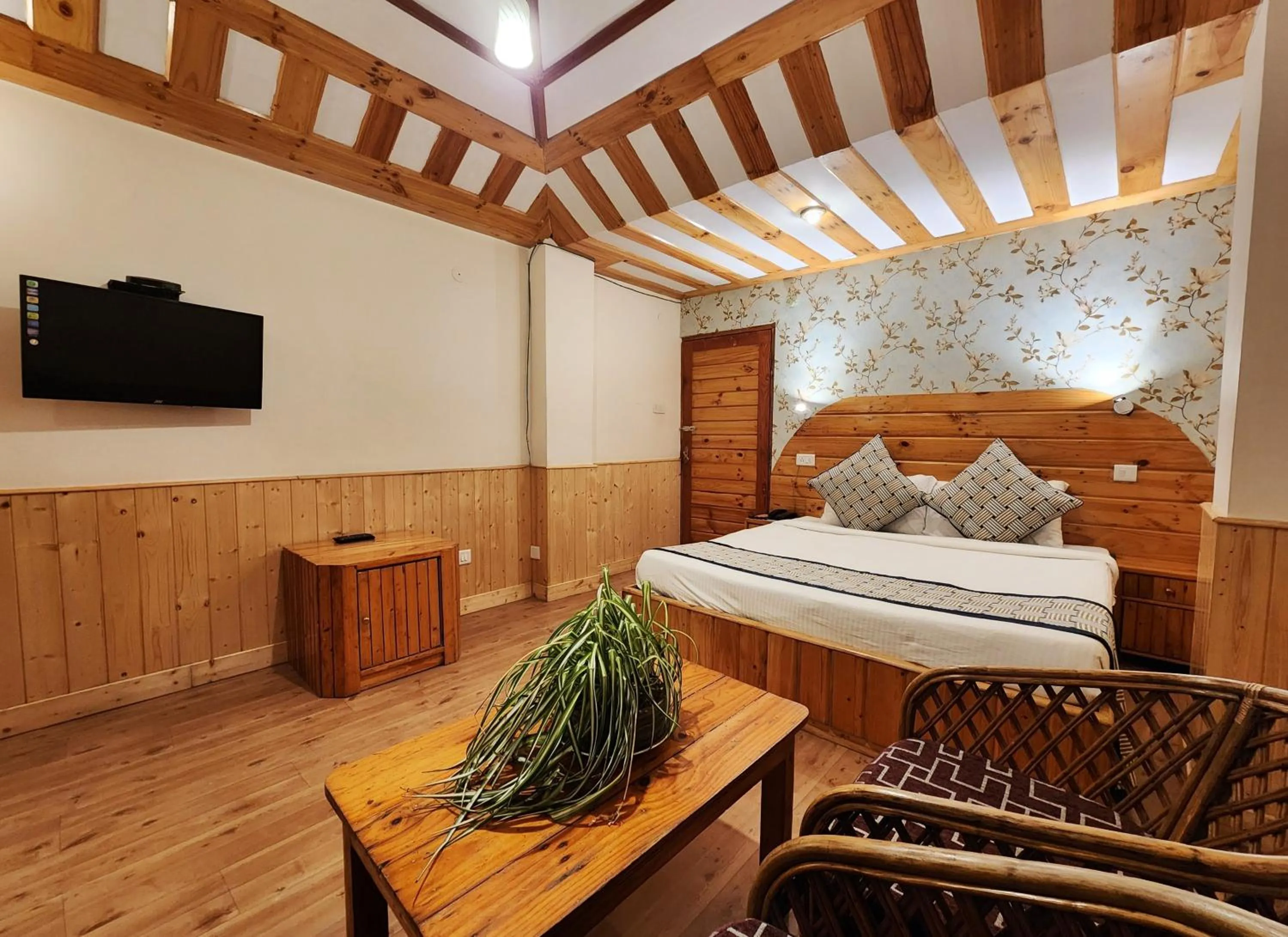 Bed in Hotel Pineview Shimla