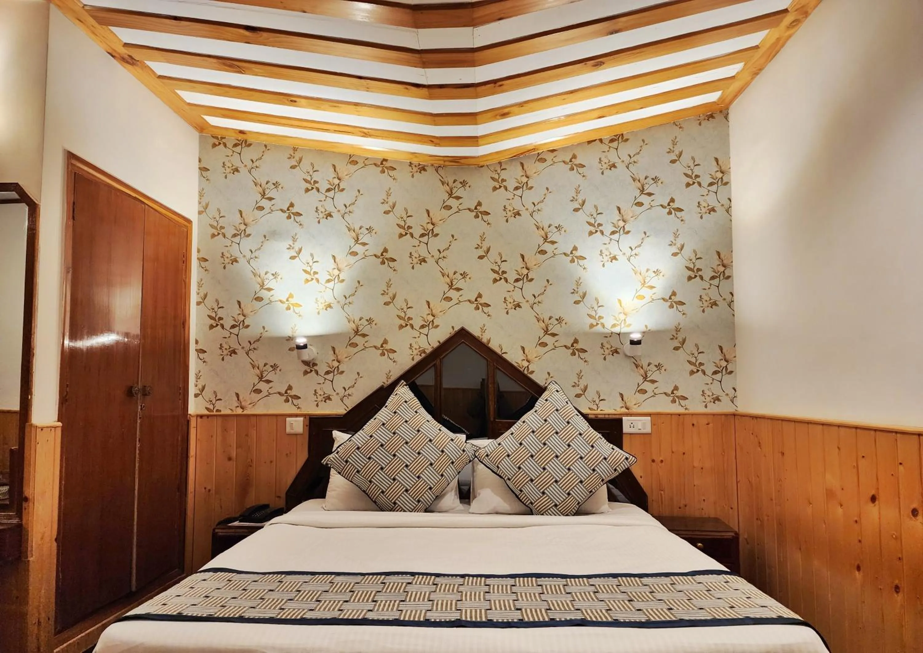 Bed in Hotel Pineview Shimla