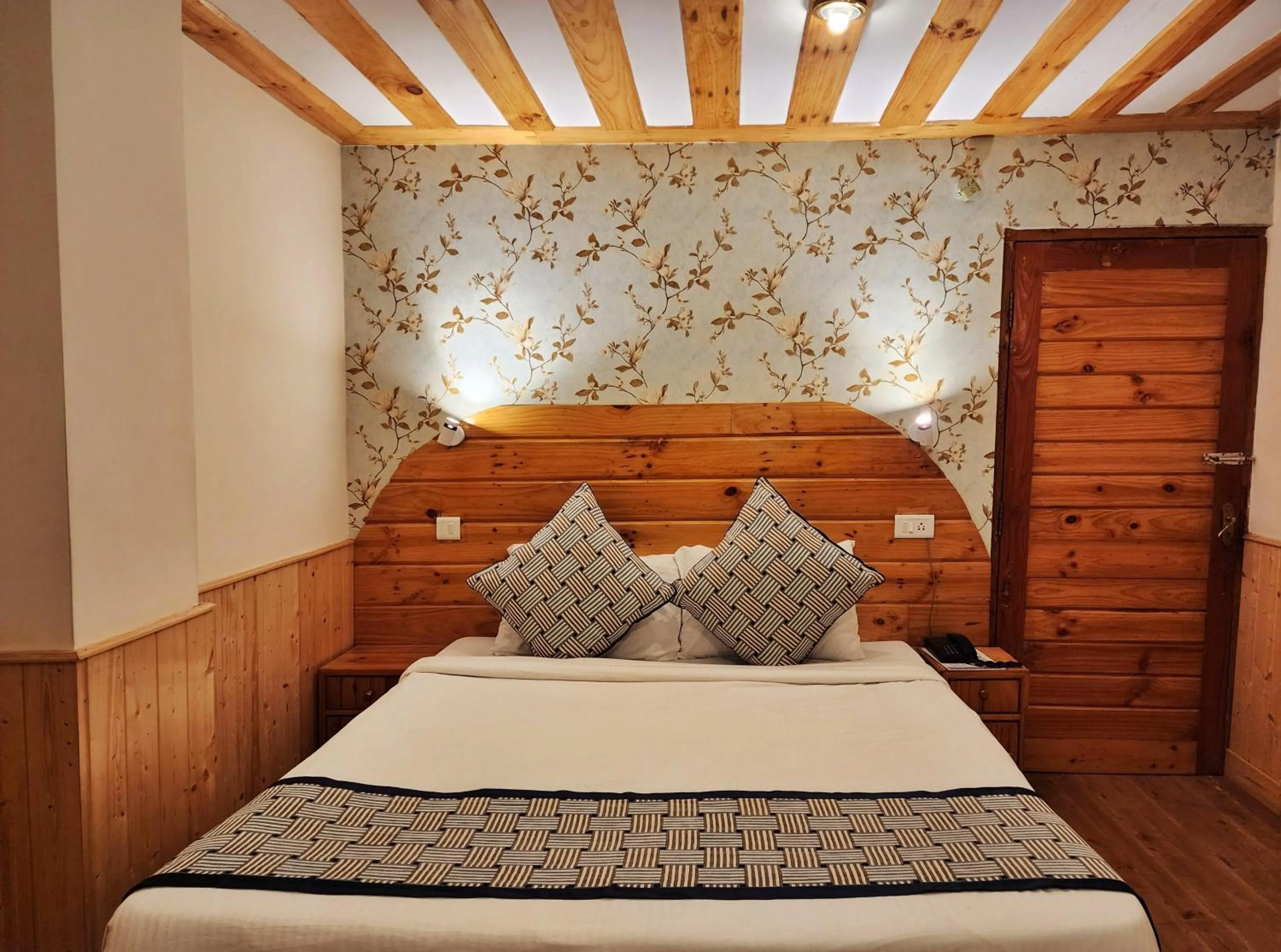 Bed in Hotel Pineview Shimla