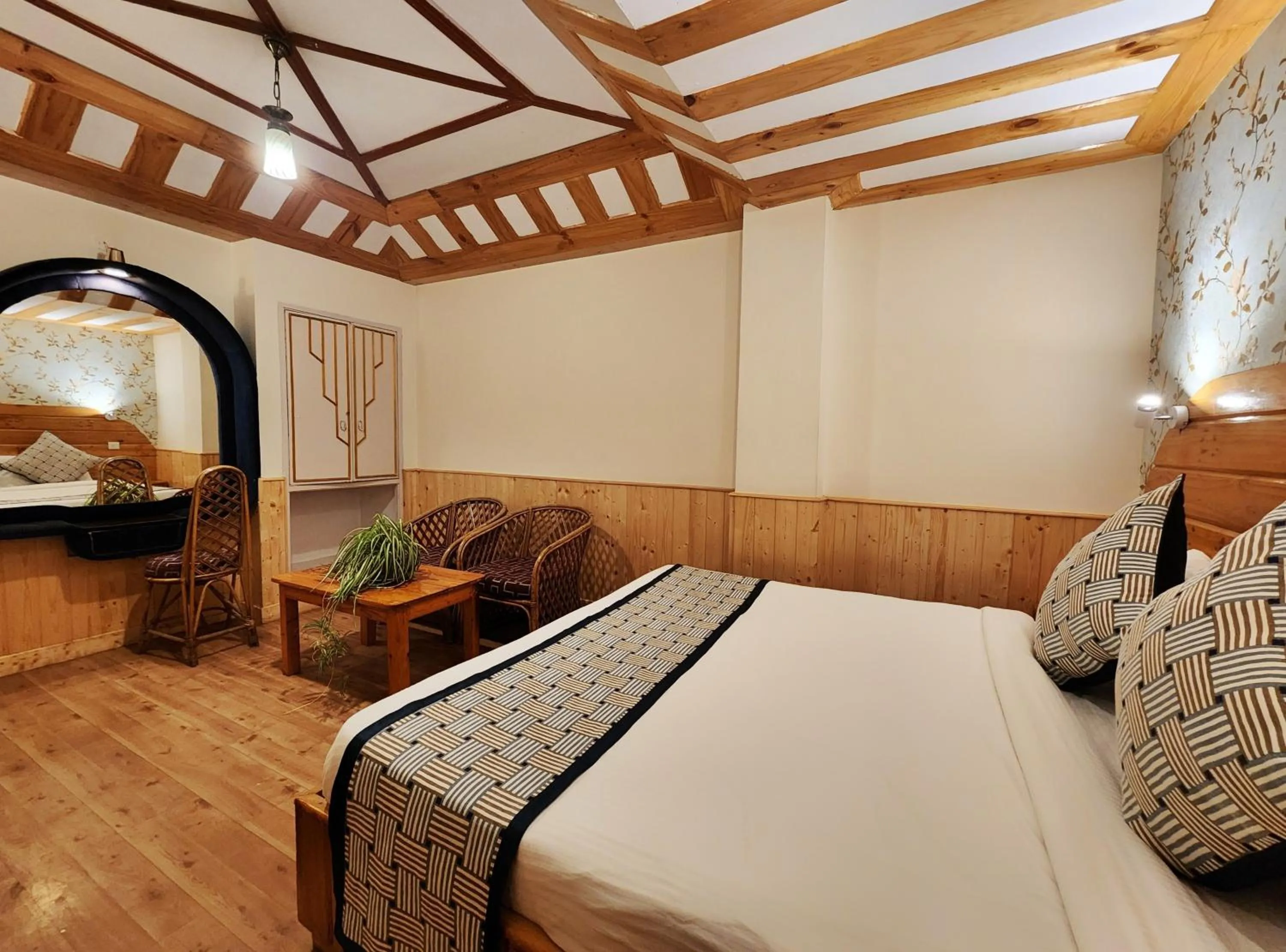 Bed in Hotel Pineview Shimla