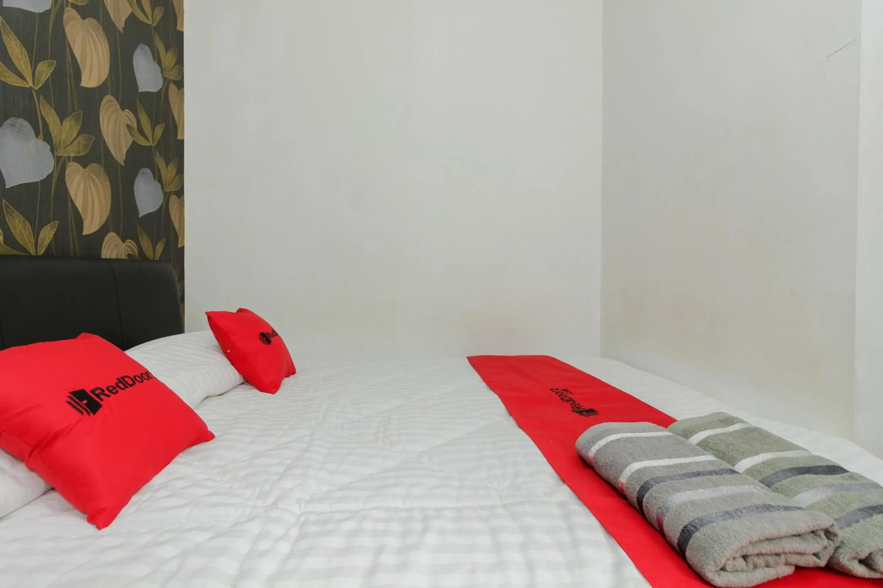 Double Room in RedDoorz Syariah At Taman Bendungan Asahan Double Room in RedDoorz Syariah At Taman Bendungan Asahan
