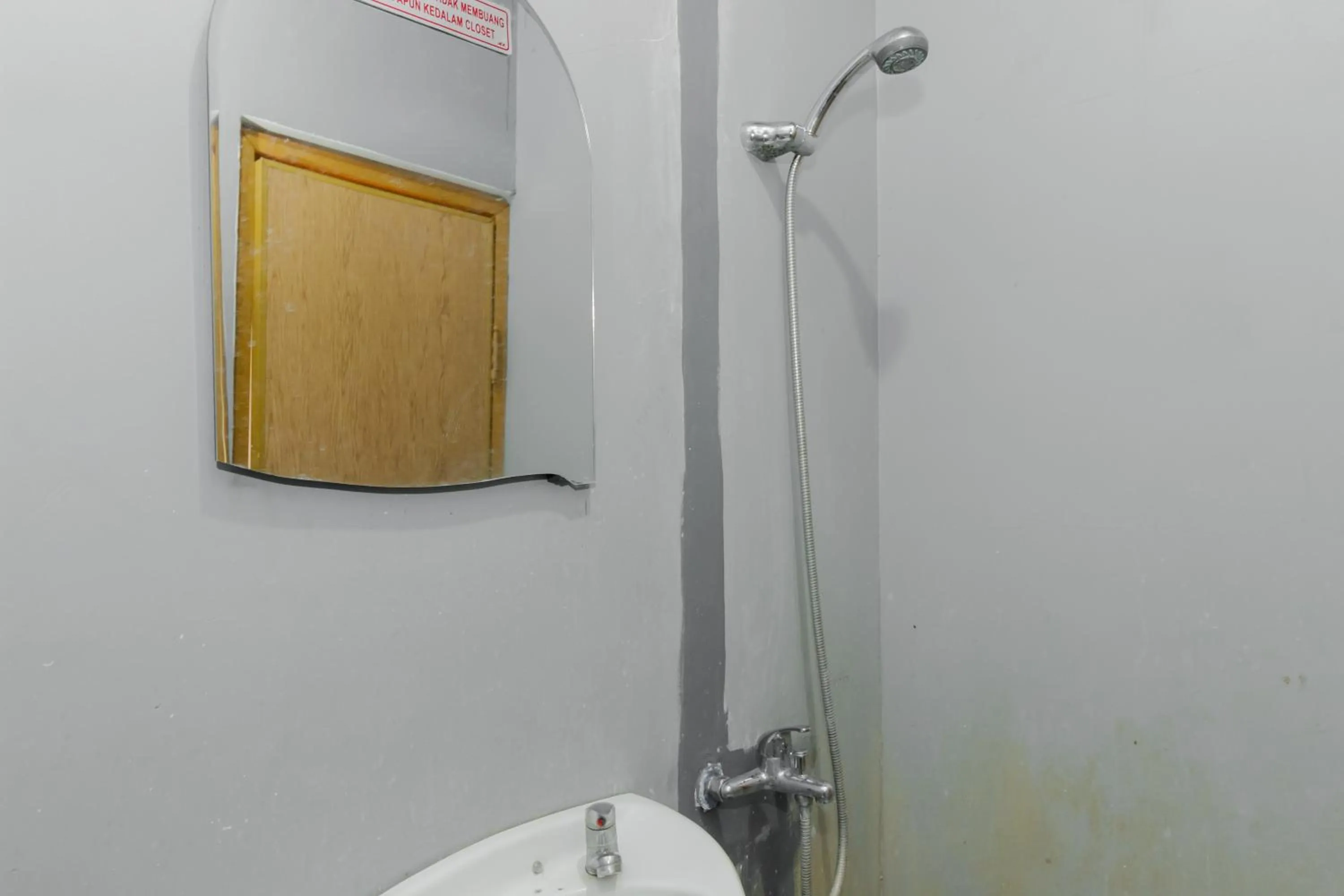 Bathroom in RedDoorz Syariah At Taman Bendungan Asahan