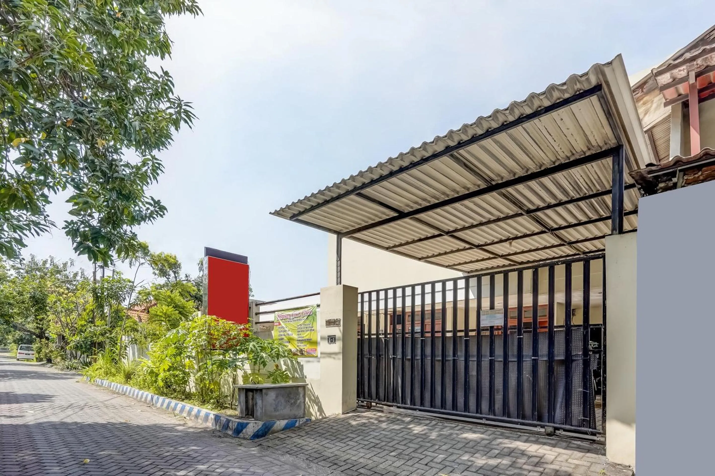 Facade/entrance in OYO 91361 Benlin D'kost Syariah