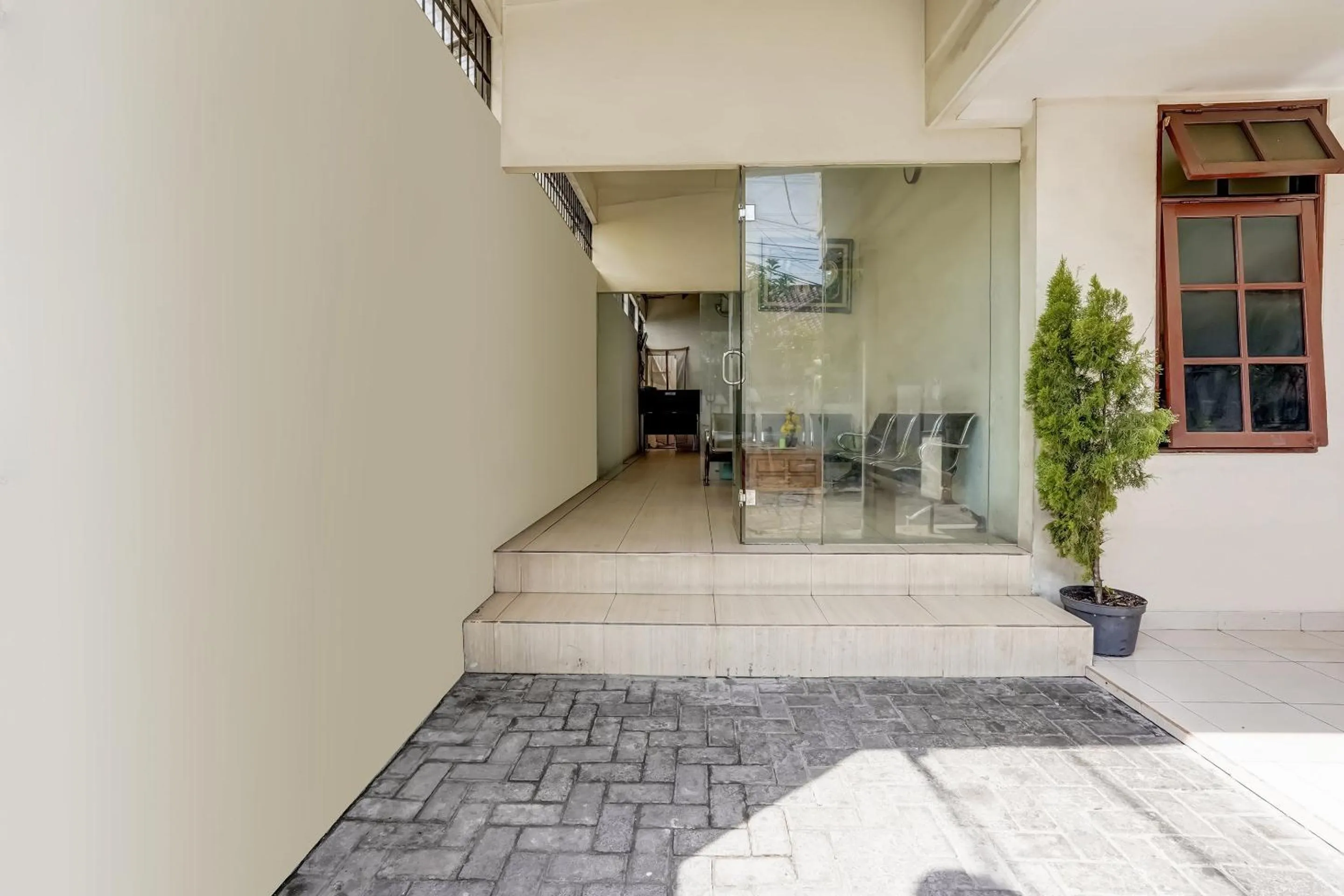 Facade/entrance in OYO 91361 Benlin D'kost Syariah