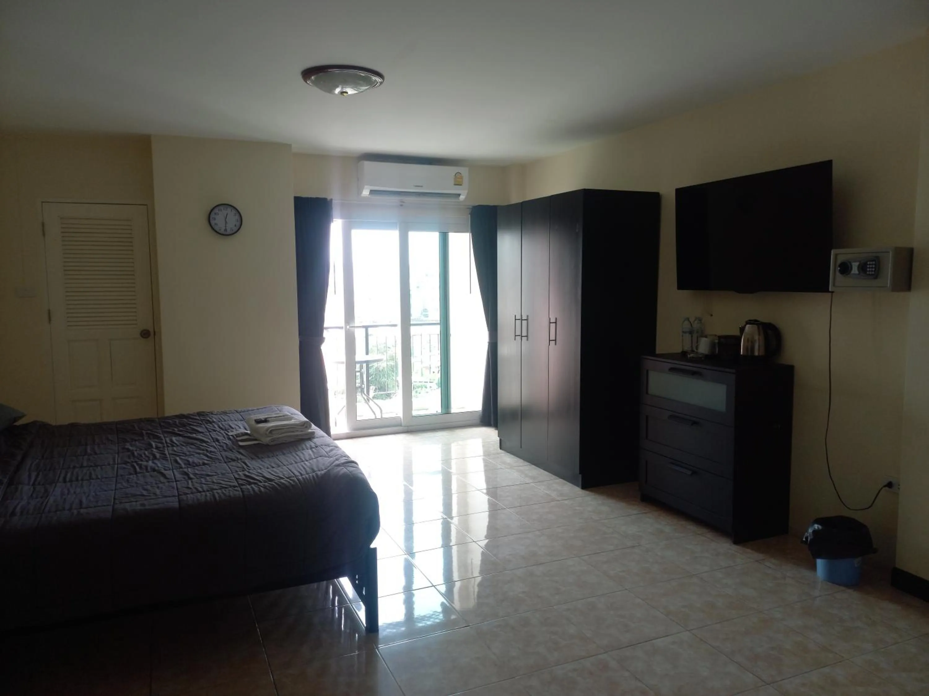 Bedroom, Bed in Dania