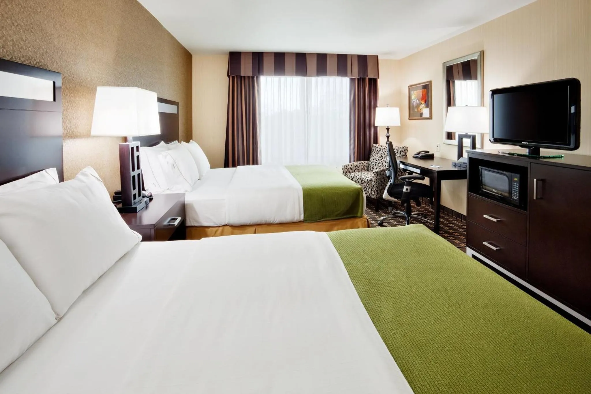 Photo of the whole room, Bed in Holiday Inn Express and Suites Limerick - Pottstown by IHG