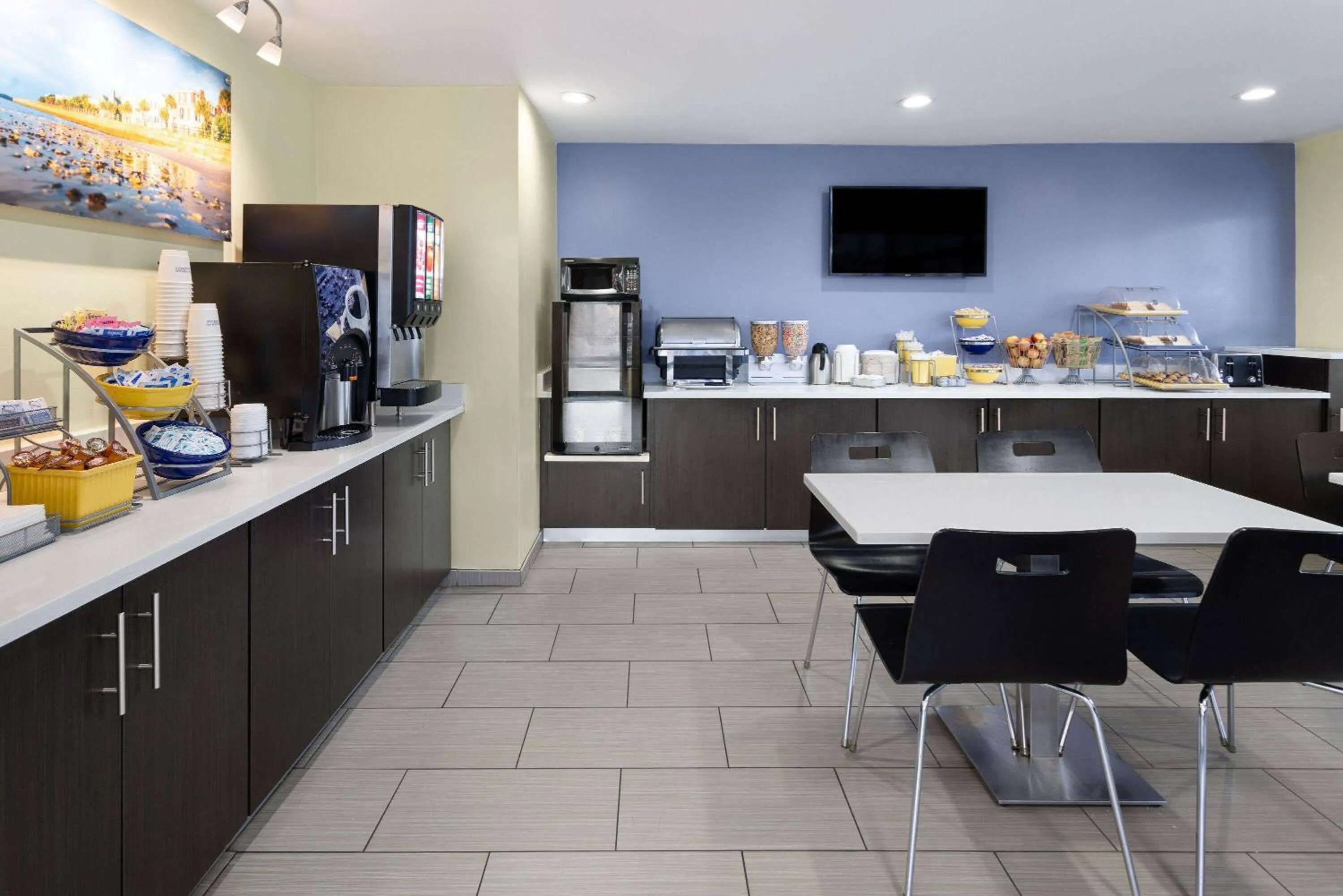 Coffee/tea facilities in Days Inn by Wyndham Ladson Summerville Charleston