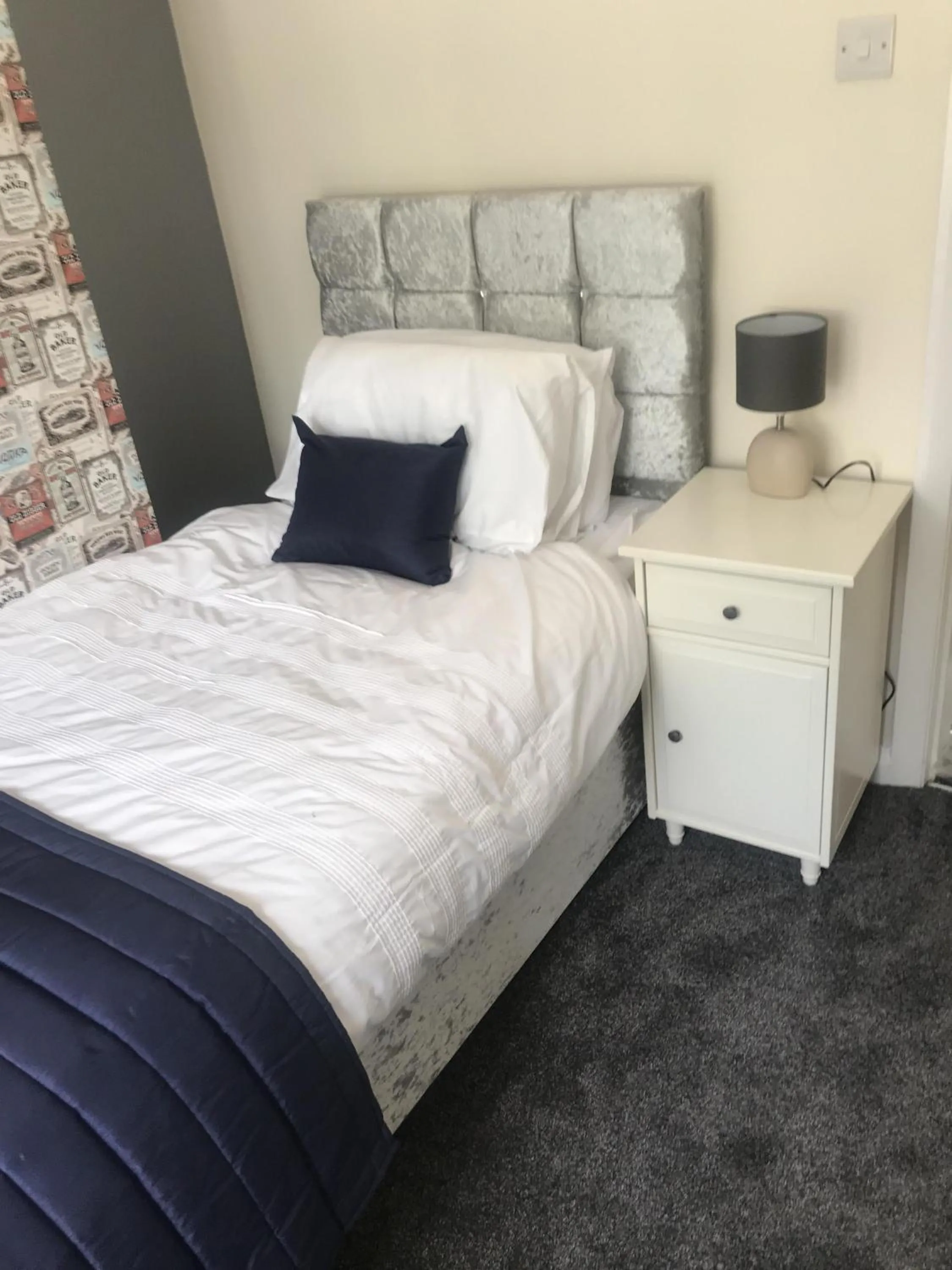 Bedroom, Bed in The Avenues