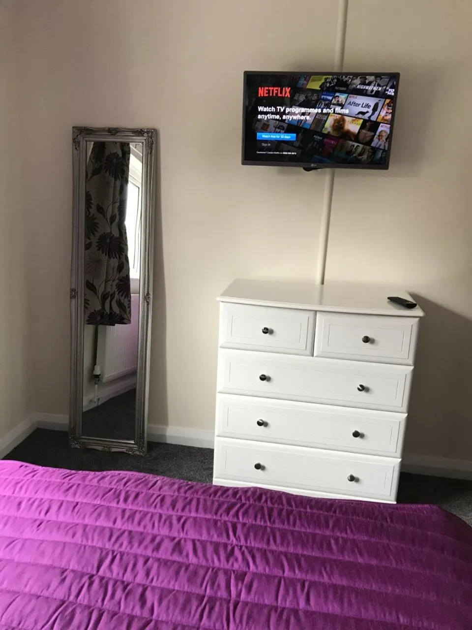 Bedroom, Bed in The Avenues