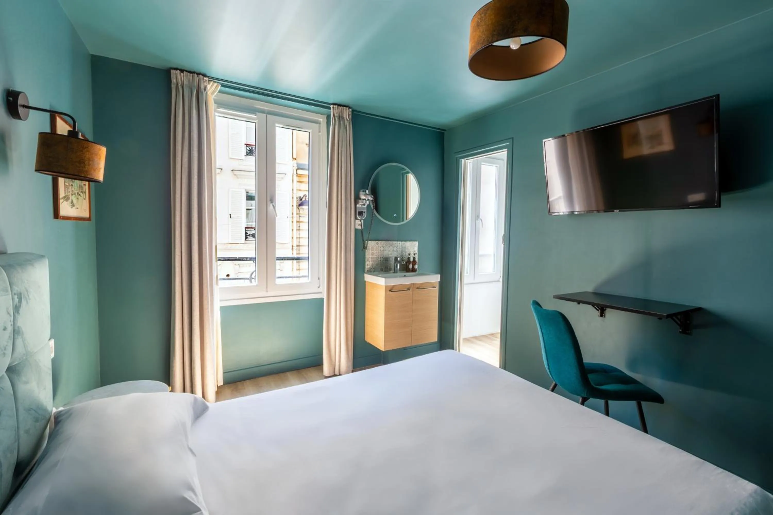 TV and multimedia, Bed in Hôtel Maât Etoile