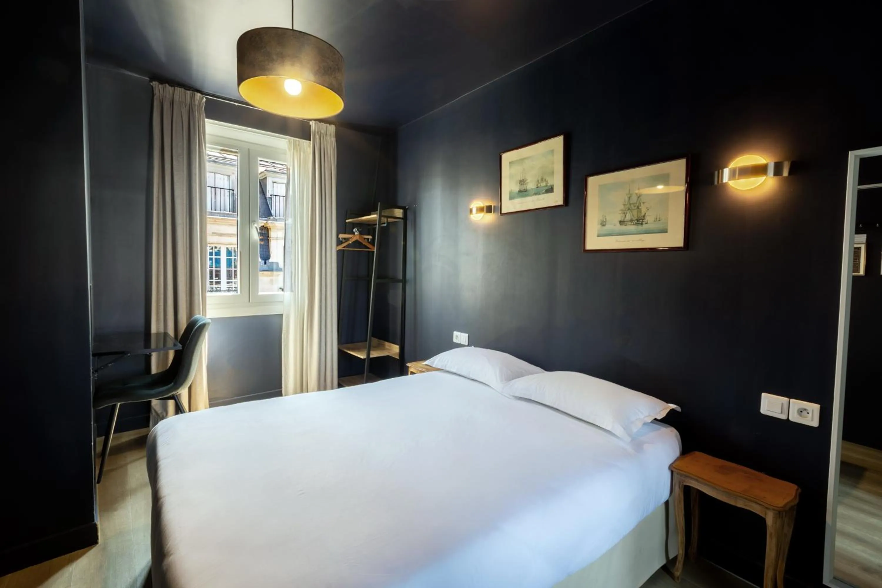 Photo of the whole room, Bed in Hôtel Maât Etoile