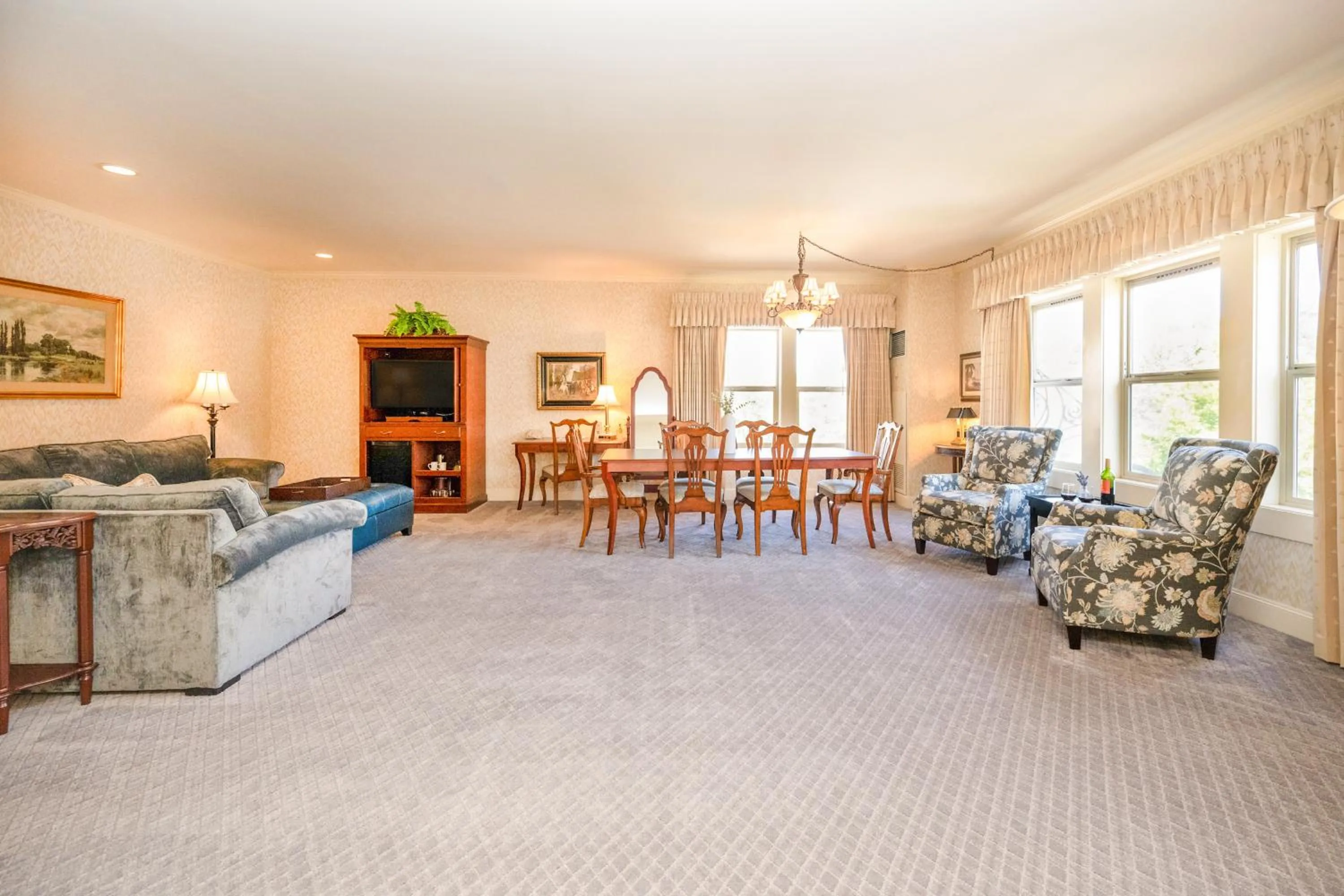 Living room in Fairhaven Village Inn