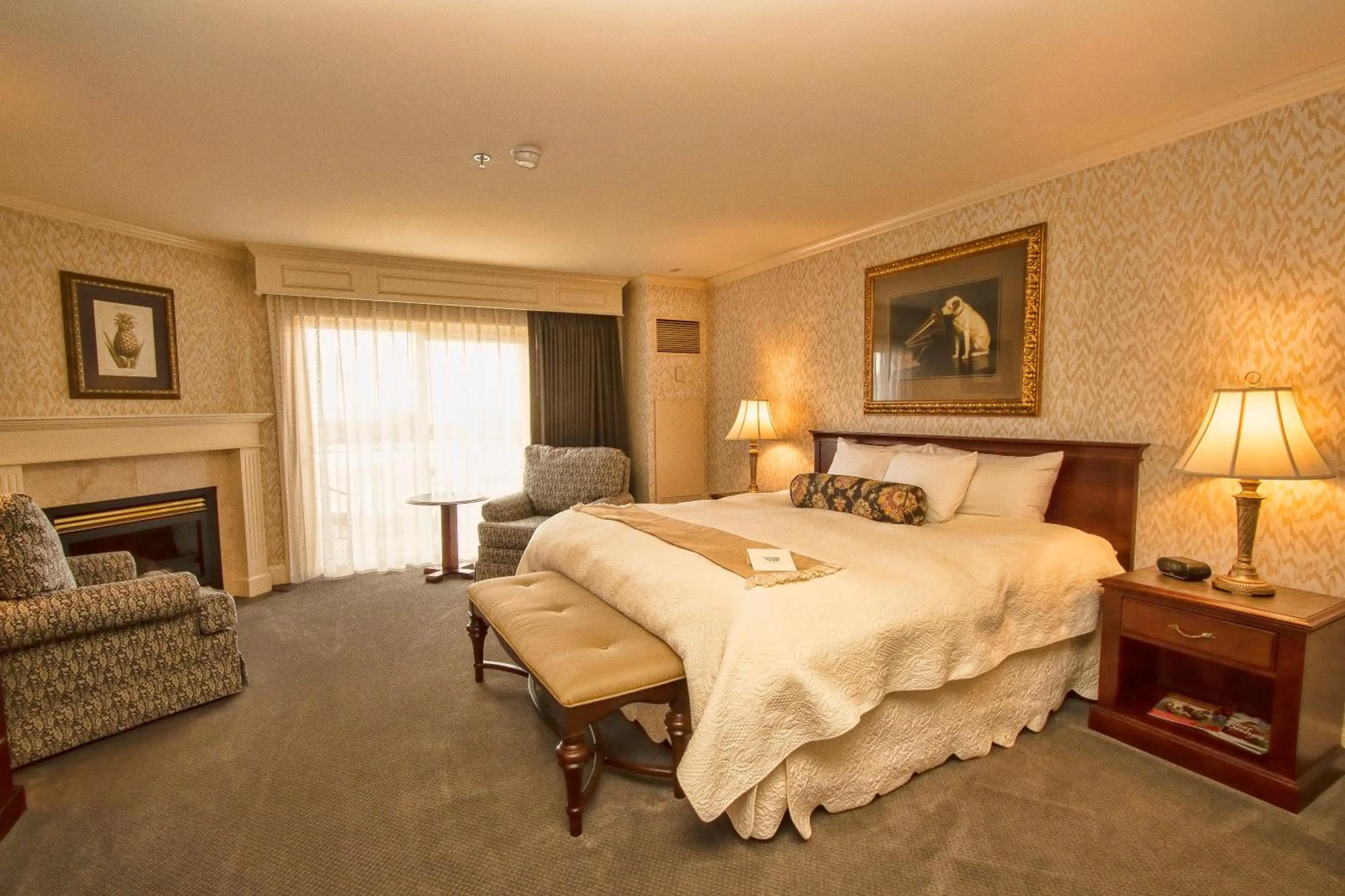 Bedroom, Bed in Fairhaven Village Inn