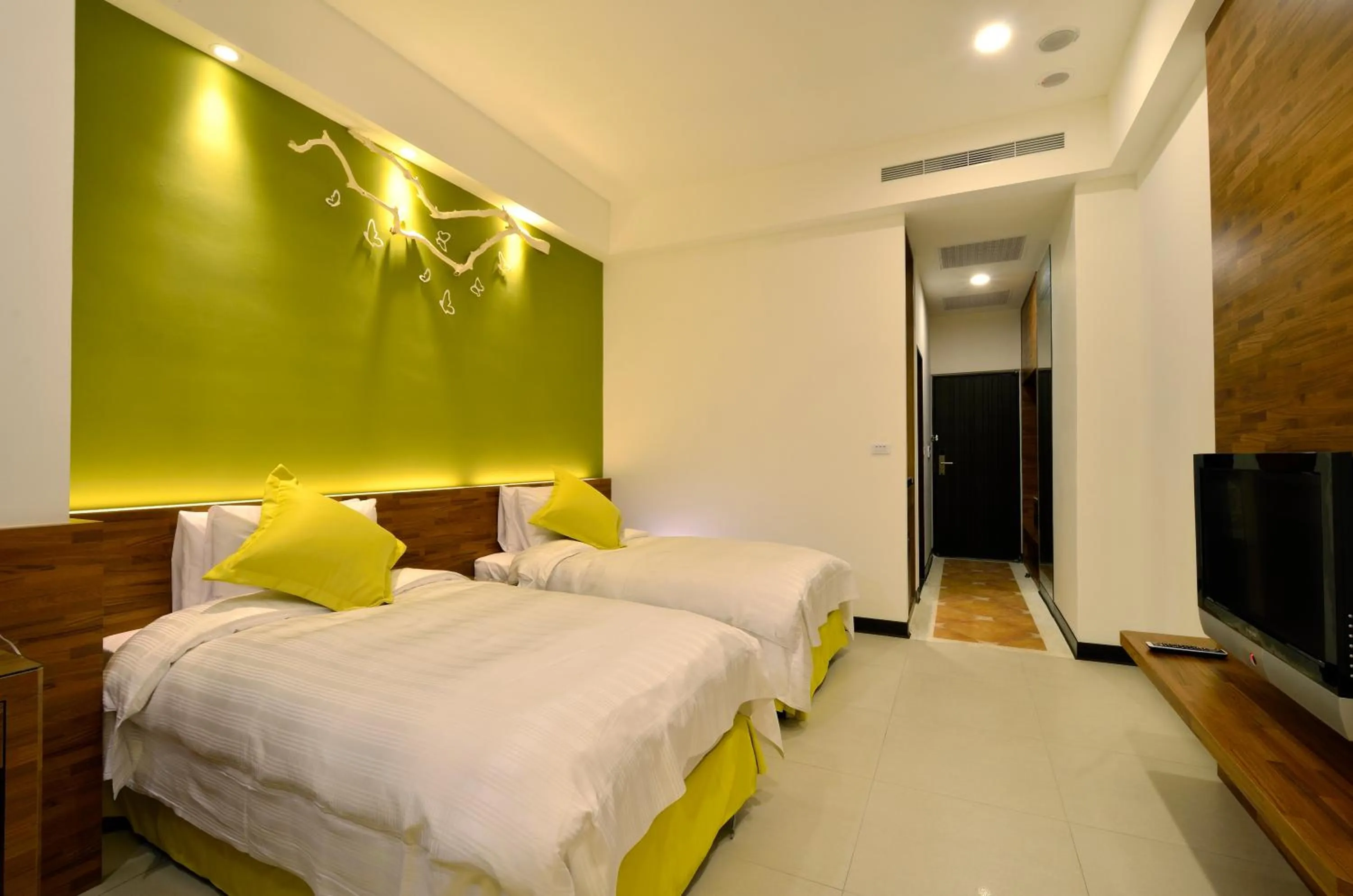 Photo of the whole room, Bed in J Resort