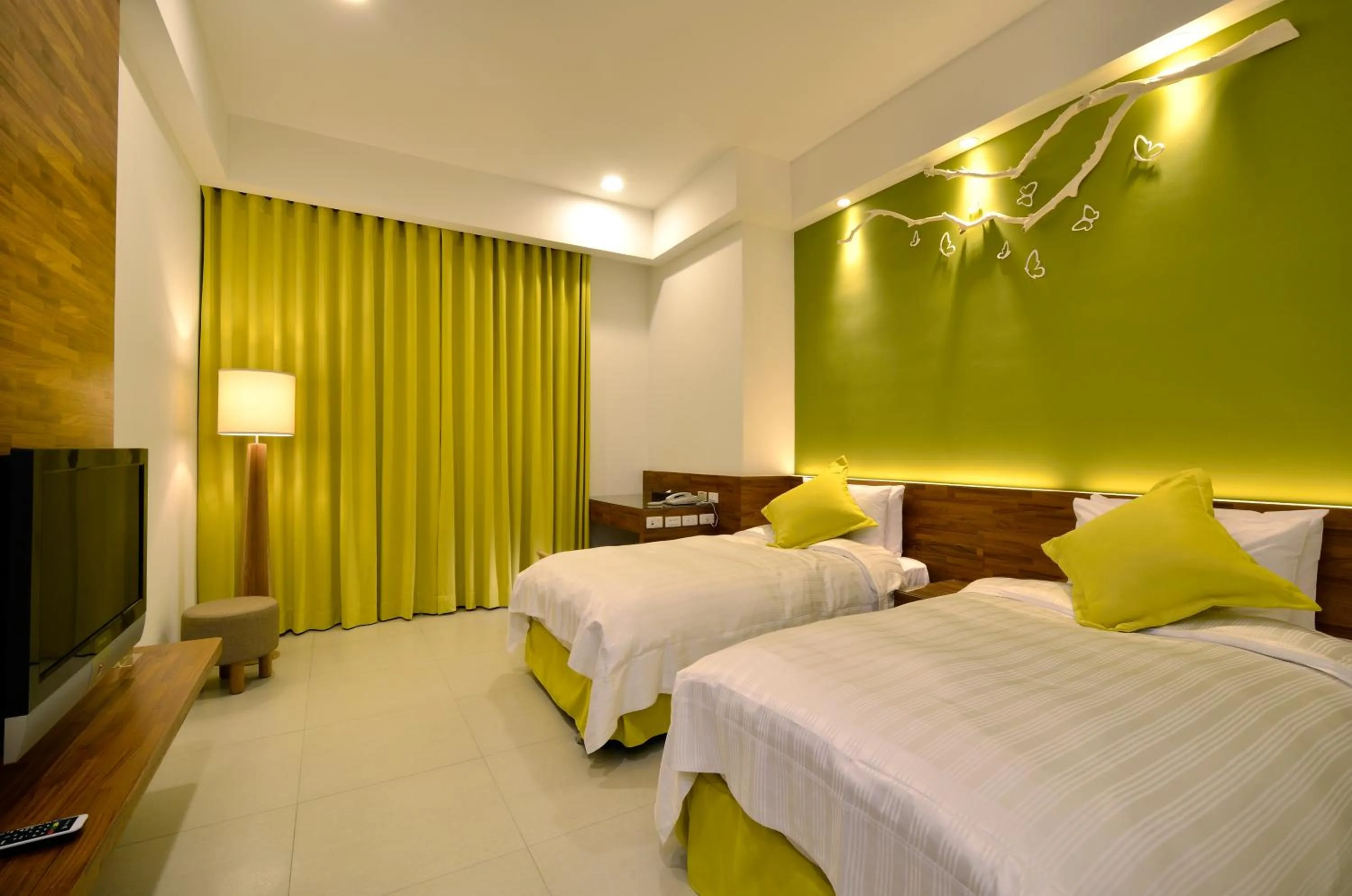 Photo of the whole room, Bed in J Resort