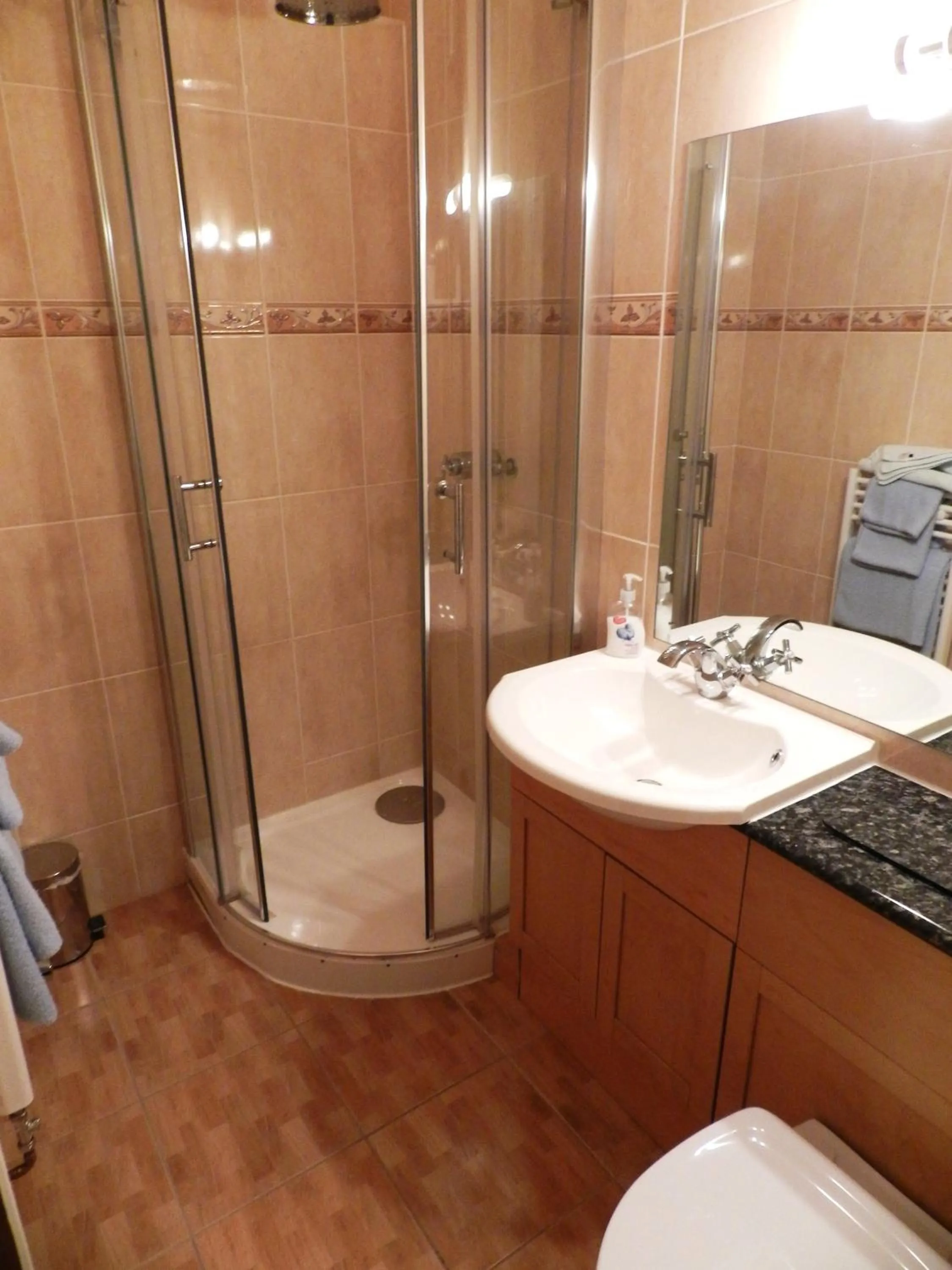 Bathroom in Ledgowan Lodge Hotel